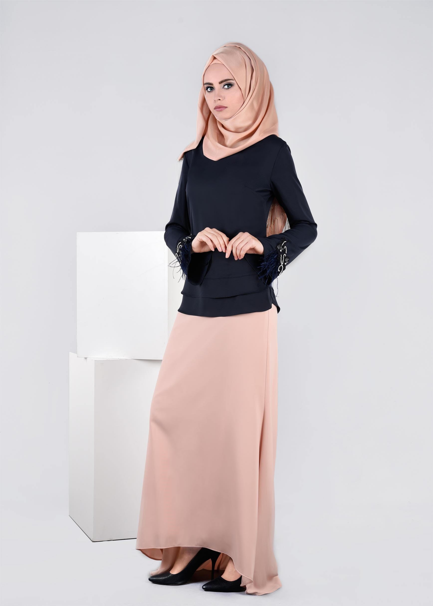 Tesettür giyim LACİVERT MANŞETLERİ TÜY DETAYLI NAKIŞLI BLUZ 4417 