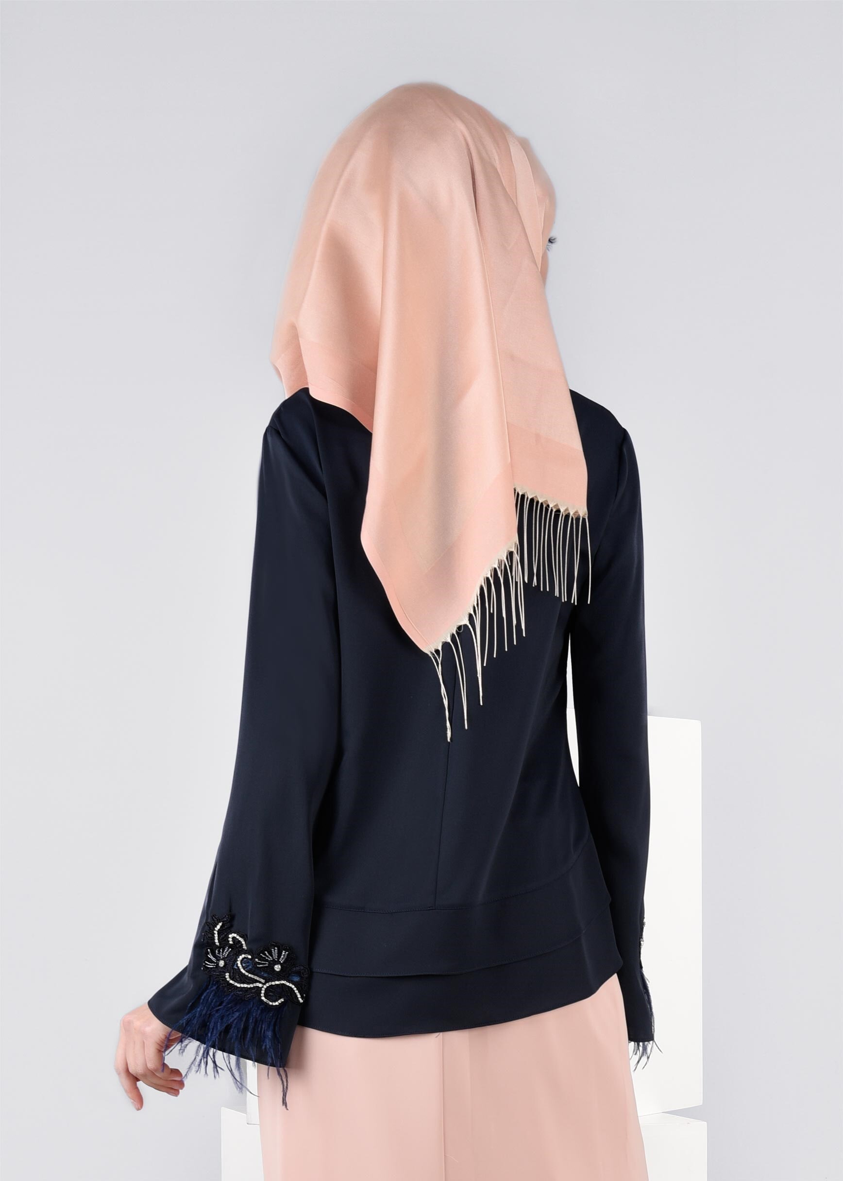 Tesettür giyim LACİVERT MANŞETLERİ TÜY DETAYLI NAKIŞLI BLUZ 4417 