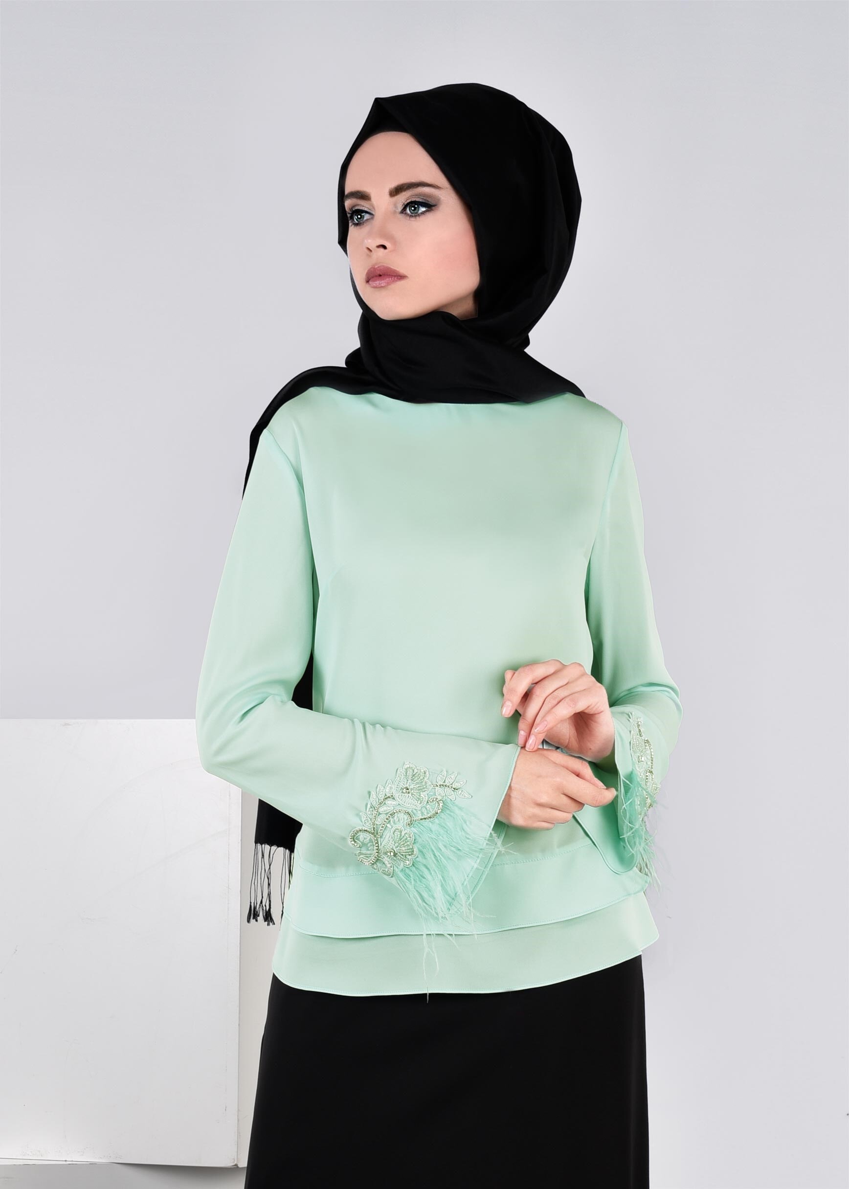 Tesettür giyim YEŞİL MANŞETLERİ TÜY DETAYLI NAKIŞLI BLUZ 4417 