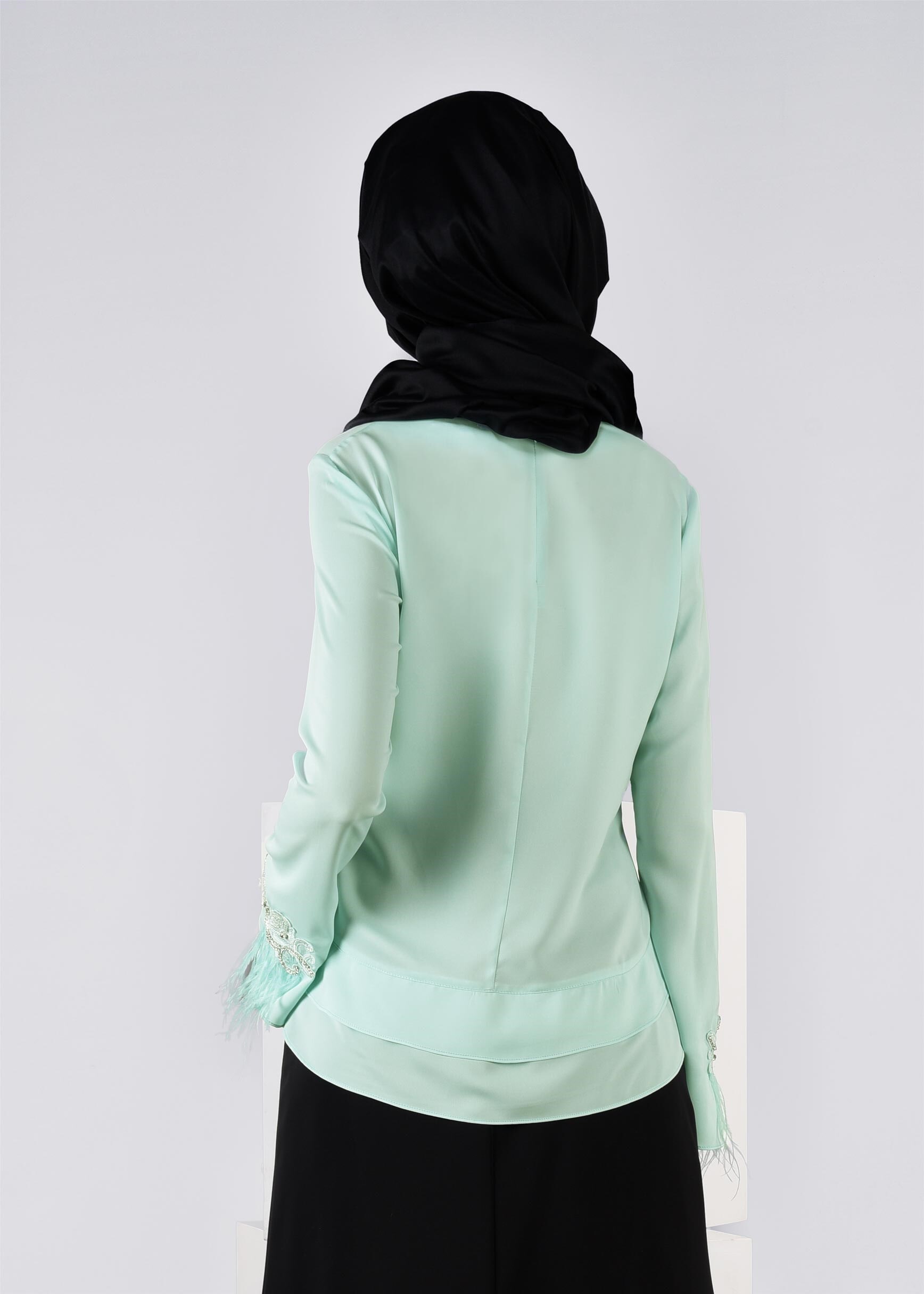 Tesettür giyim YEŞİL MANŞETLERİ TÜY DETAYLI NAKIŞLI BLUZ 4417 