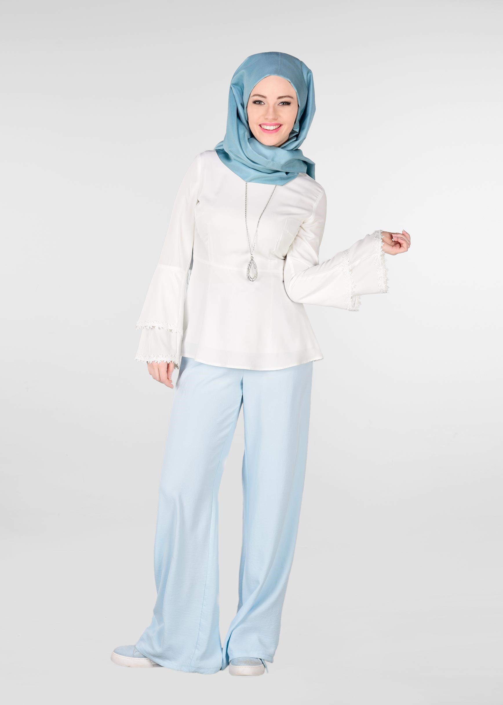 Tesettür giyim BEYAZ MANŞETLERİ ÇİÇEK NAKIŞ İŞLEMELİ BLUZ 4420