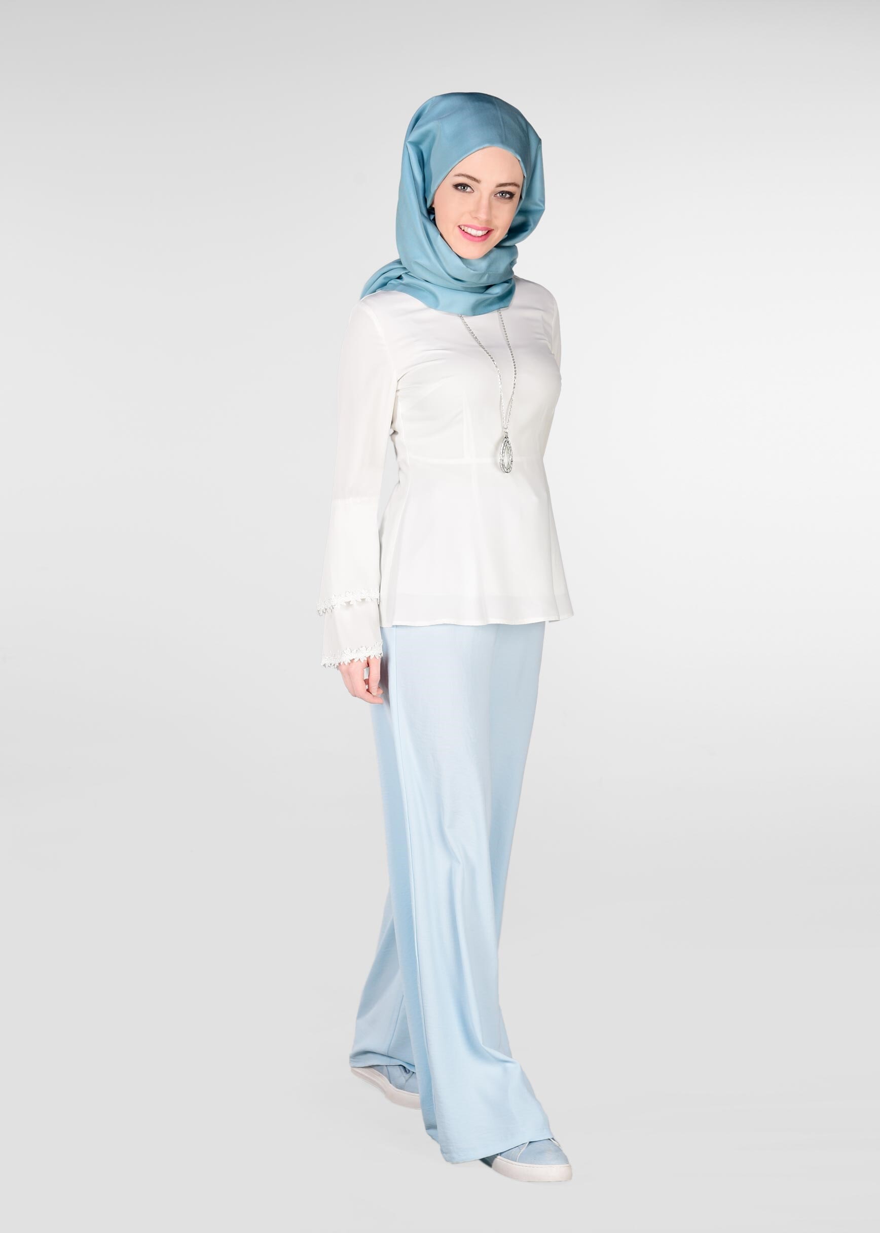 Tesettür giyim BEYAZ MANŞETLERİ ÇİÇEK NAKIŞ İŞLEMELİ BLUZ 4420