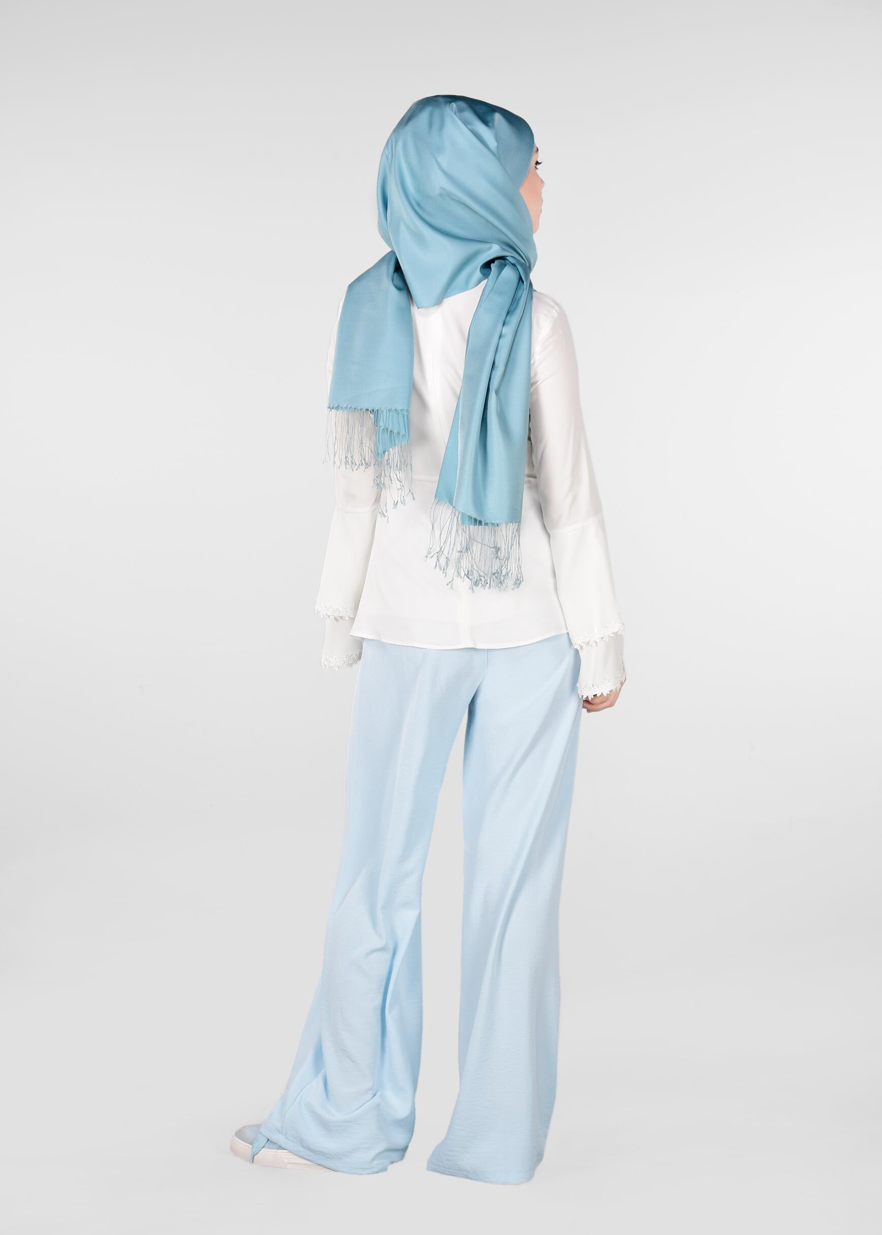 Tesettür giyim BEYAZ MANŞETLERİ ÇİÇEK NAKIŞ İŞLEMELİ BLUZ 4420