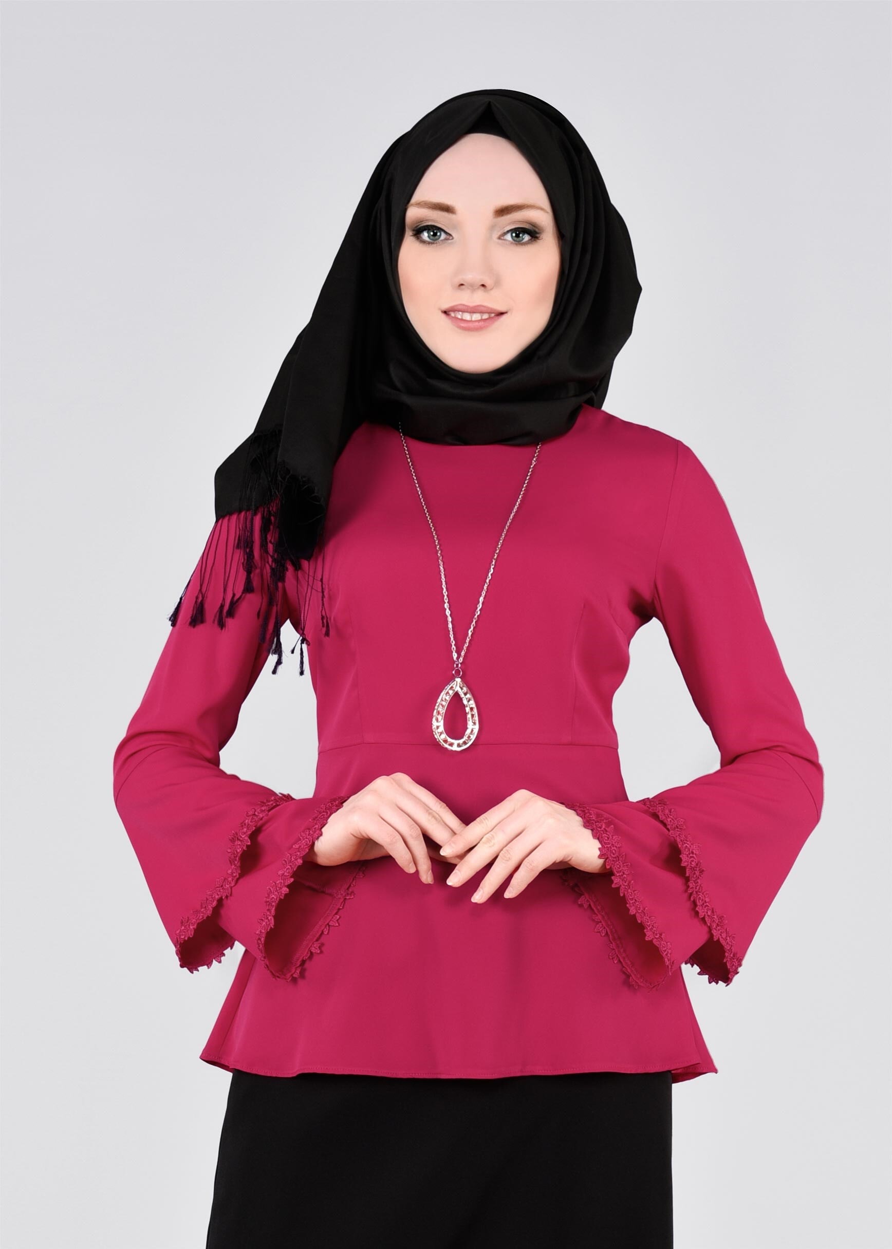 Tesettür giyim FUŞYA MANŞETLERİ ÇİÇEK NAKIŞ İŞLEMELİ BLUZ 4420
