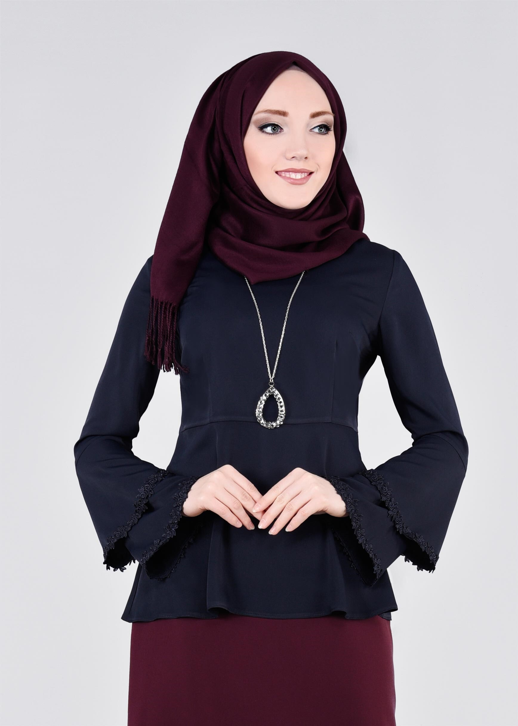 Tesettür giyim LACİVERT MANŞETLERİ ÇİÇEK NAKIŞ İŞLEMELİ BLUZ 4420