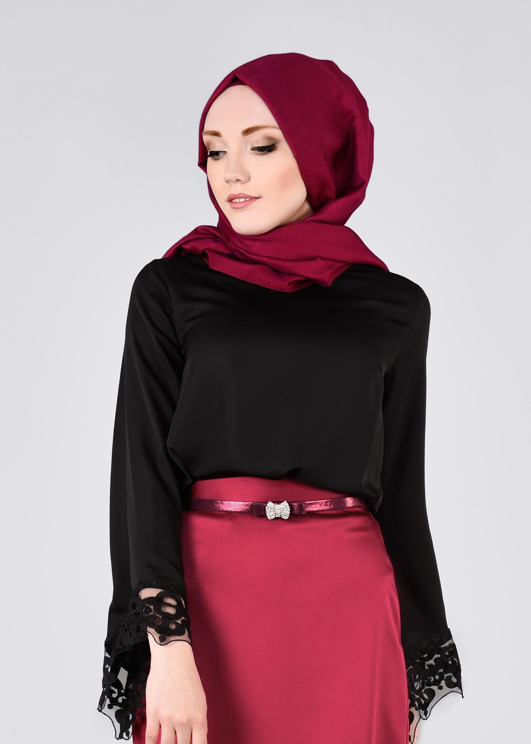 Tesettür giyim SİYAH MANŞETLERİ NAKIŞ İŞLEMELİ BLUZ 4454