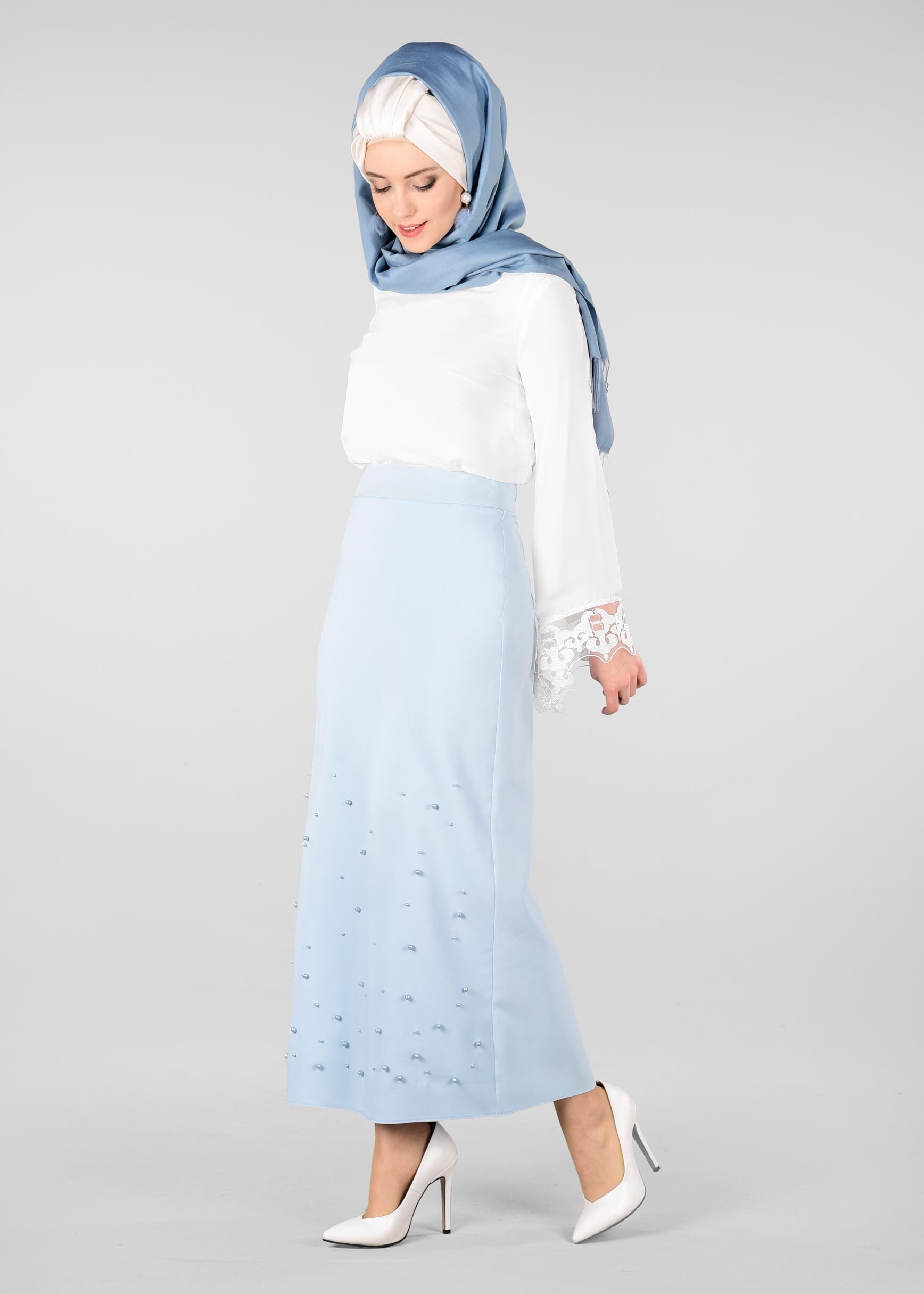 Tesettür giyim BEYAZ MANŞETLERİ NAKIŞ İŞLEMELİ BLUZ 4454