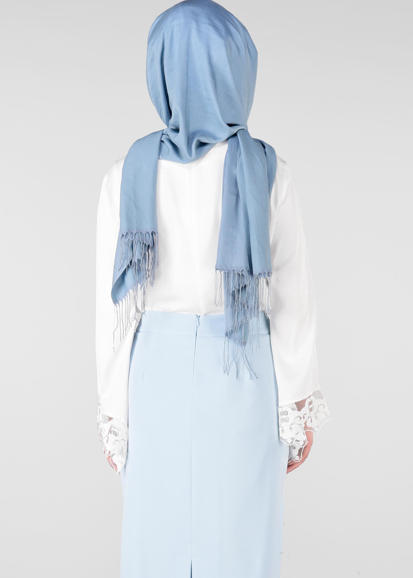 Tesettür giyim BEYAZ MANŞETLERİ NAKIŞ İŞLEMELİ BLUZ 4454