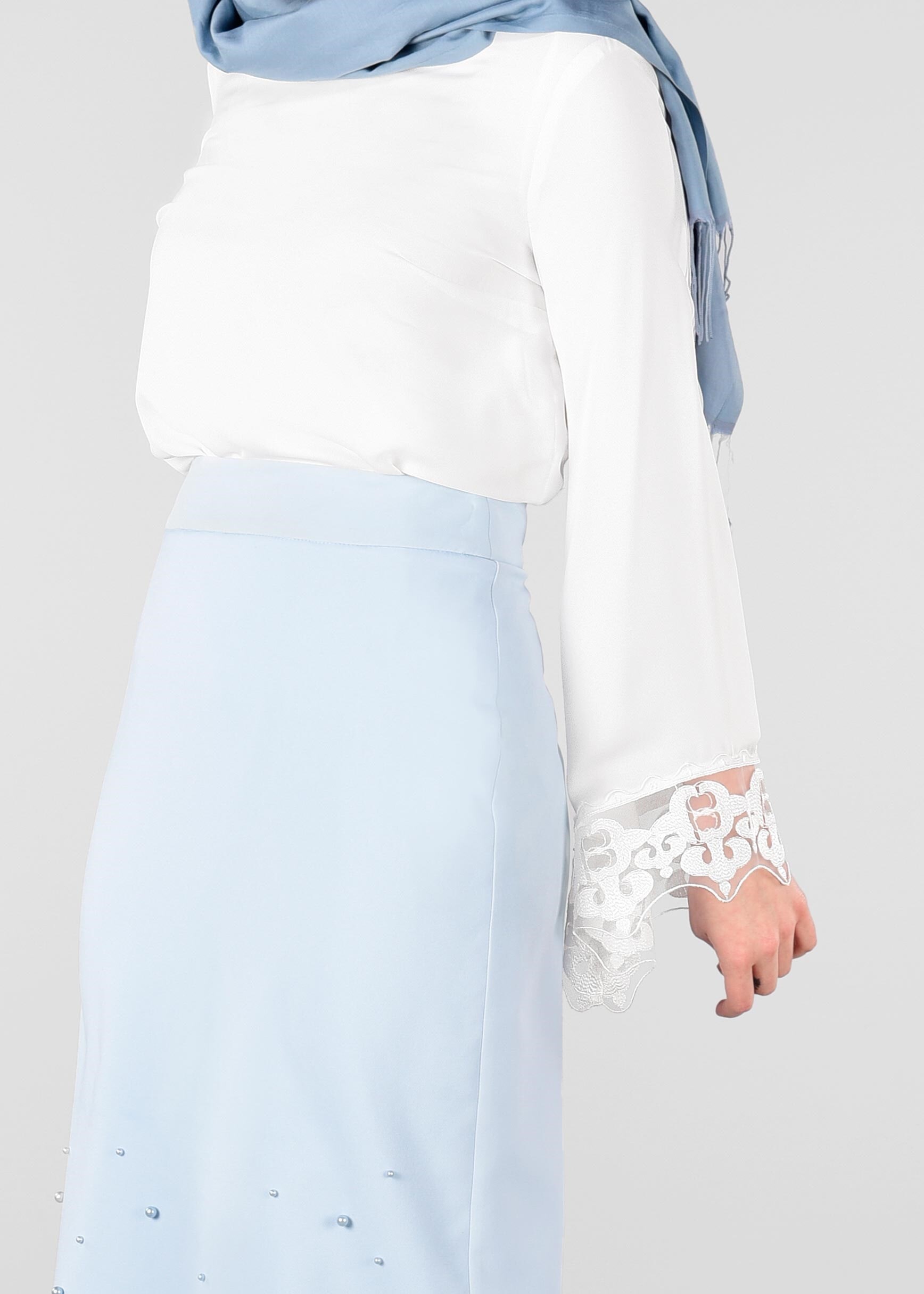 Tesettür giyim BEYAZ MANŞETLERİ NAKIŞ İŞLEMELİ BLUZ 4454