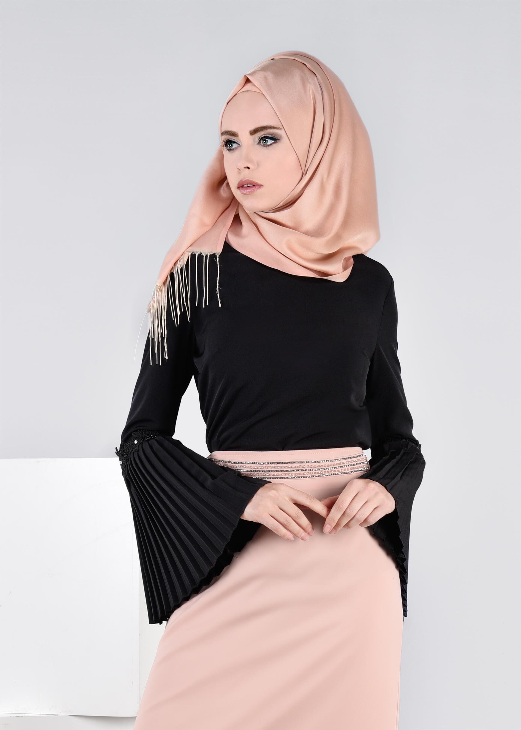 Tesettür giyim SİYAH KOLLARI VOLANLI NAKIŞ DETAYLI BLUZ 4473