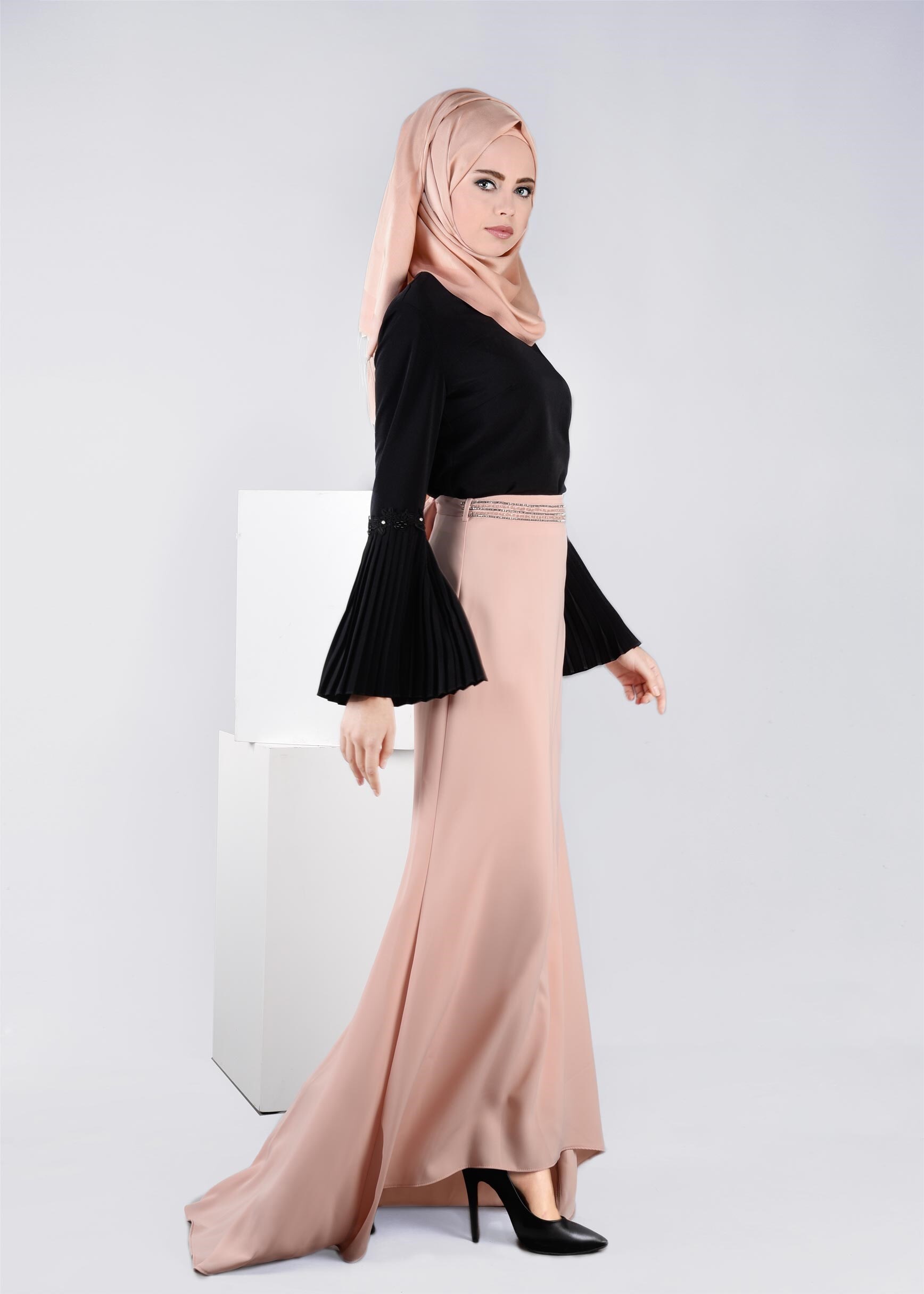 Tesettür giyim SİYAH KOLLARI VOLANLI NAKIŞ DETAYLI BLUZ 4473