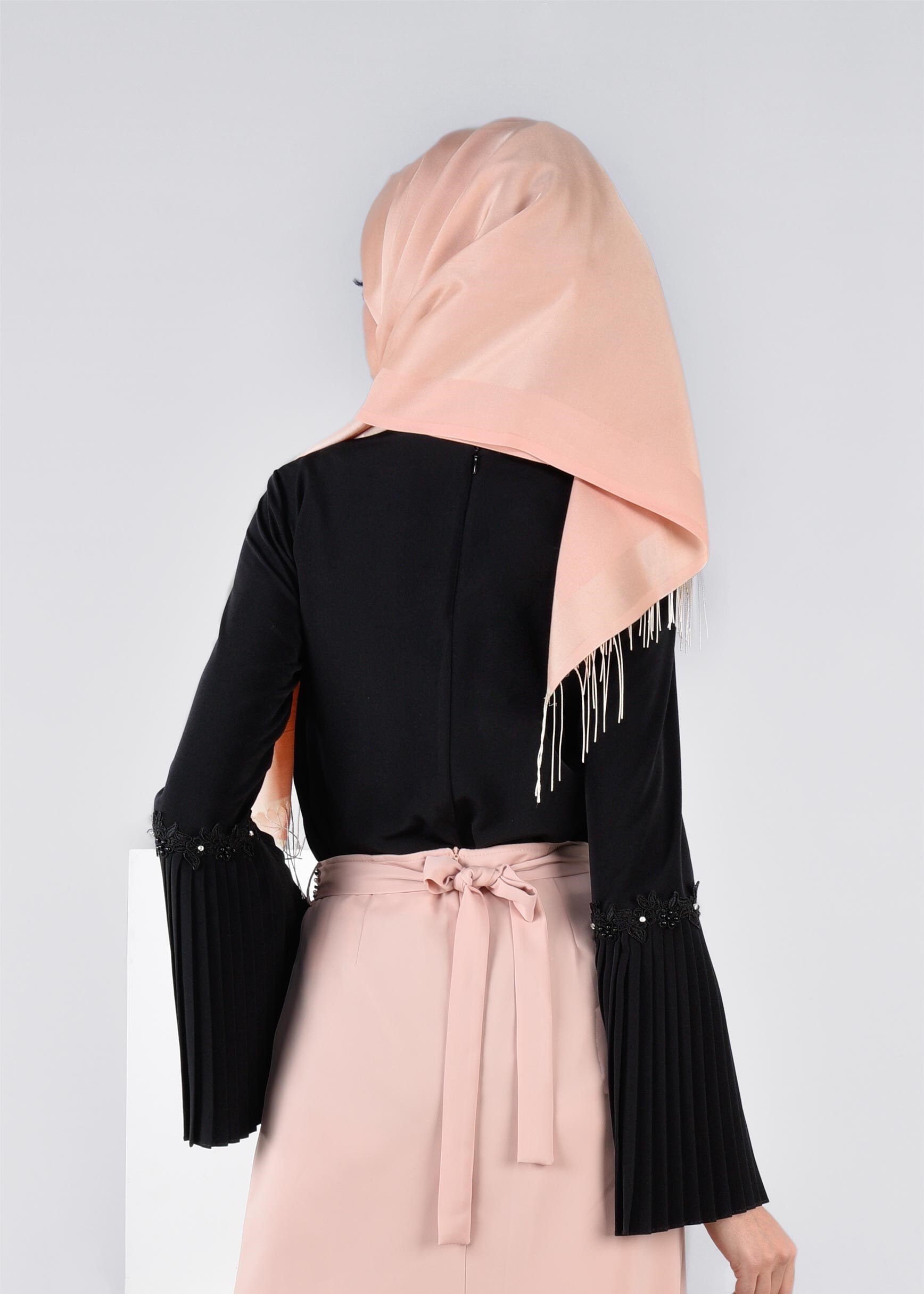 Tesettür giyim SİYAH KOLLARI VOLANLI NAKIŞ DETAYLI BLUZ 4473