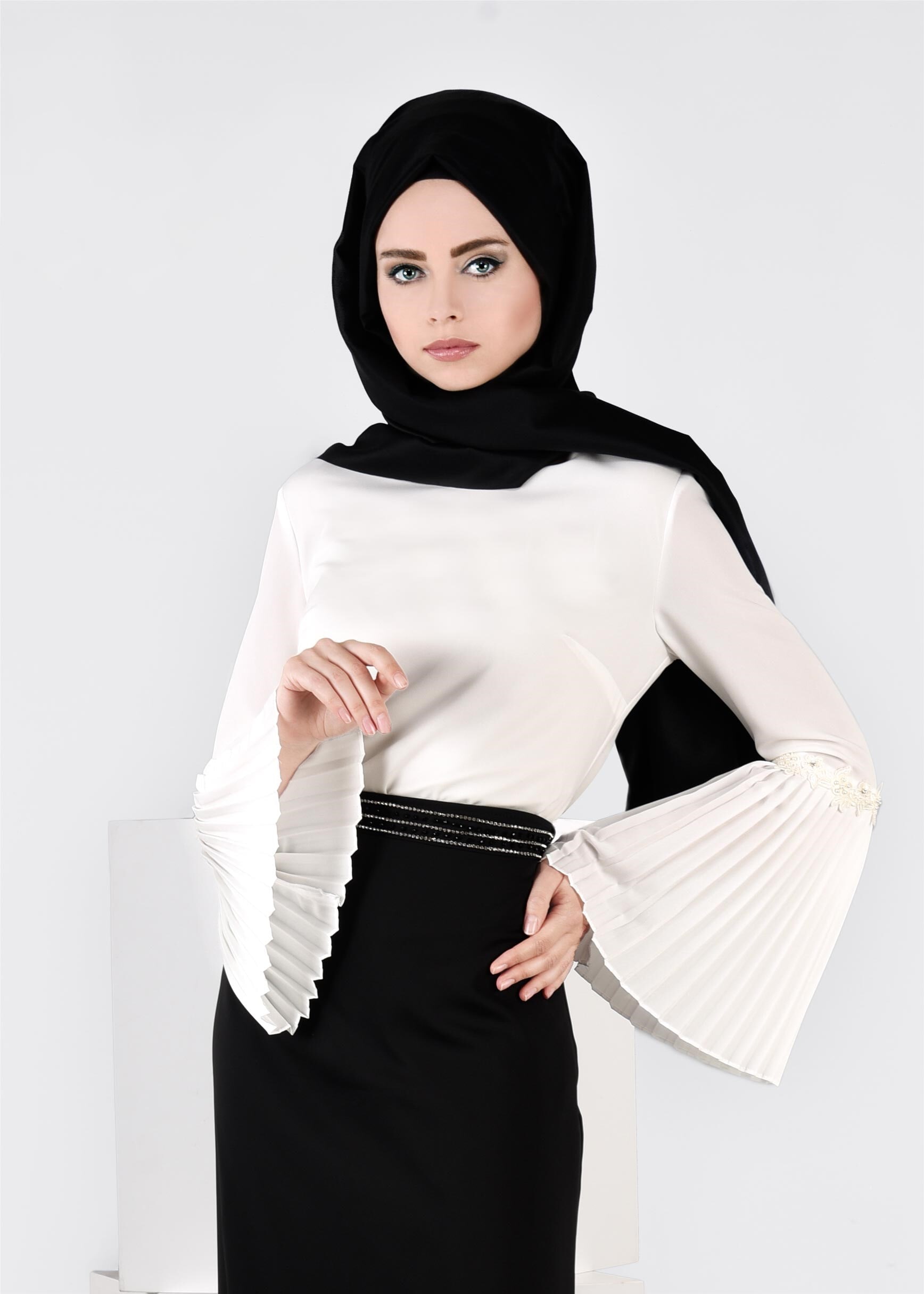 Tesettür giyim BEYAZ KOLLARI VOLANLI NAKIŞ DETAYLI BLUZ 4473