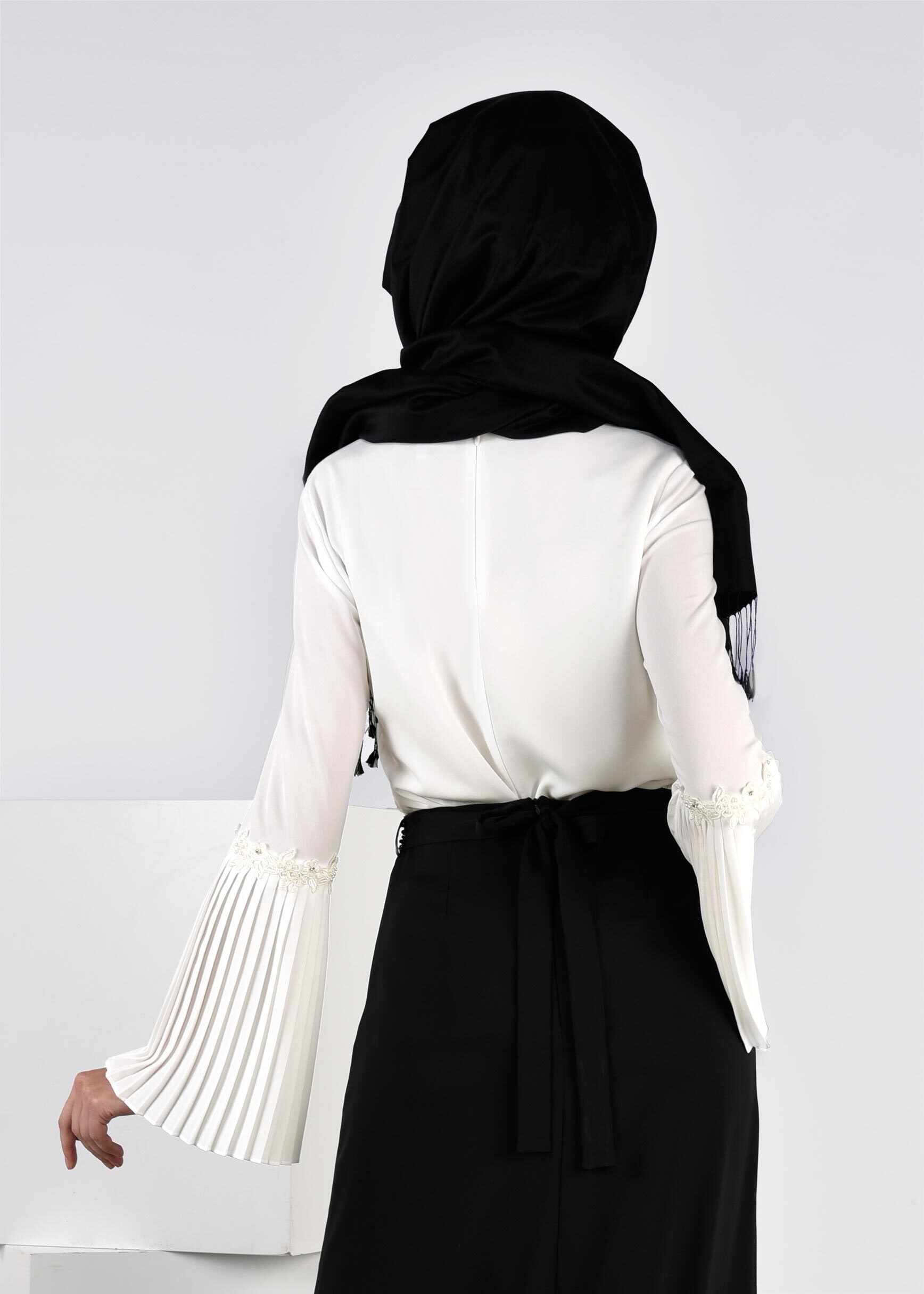 Tesettür giyim BEYAZ KOLLARI VOLANLI NAKIŞ DETAYLI BLUZ 4473