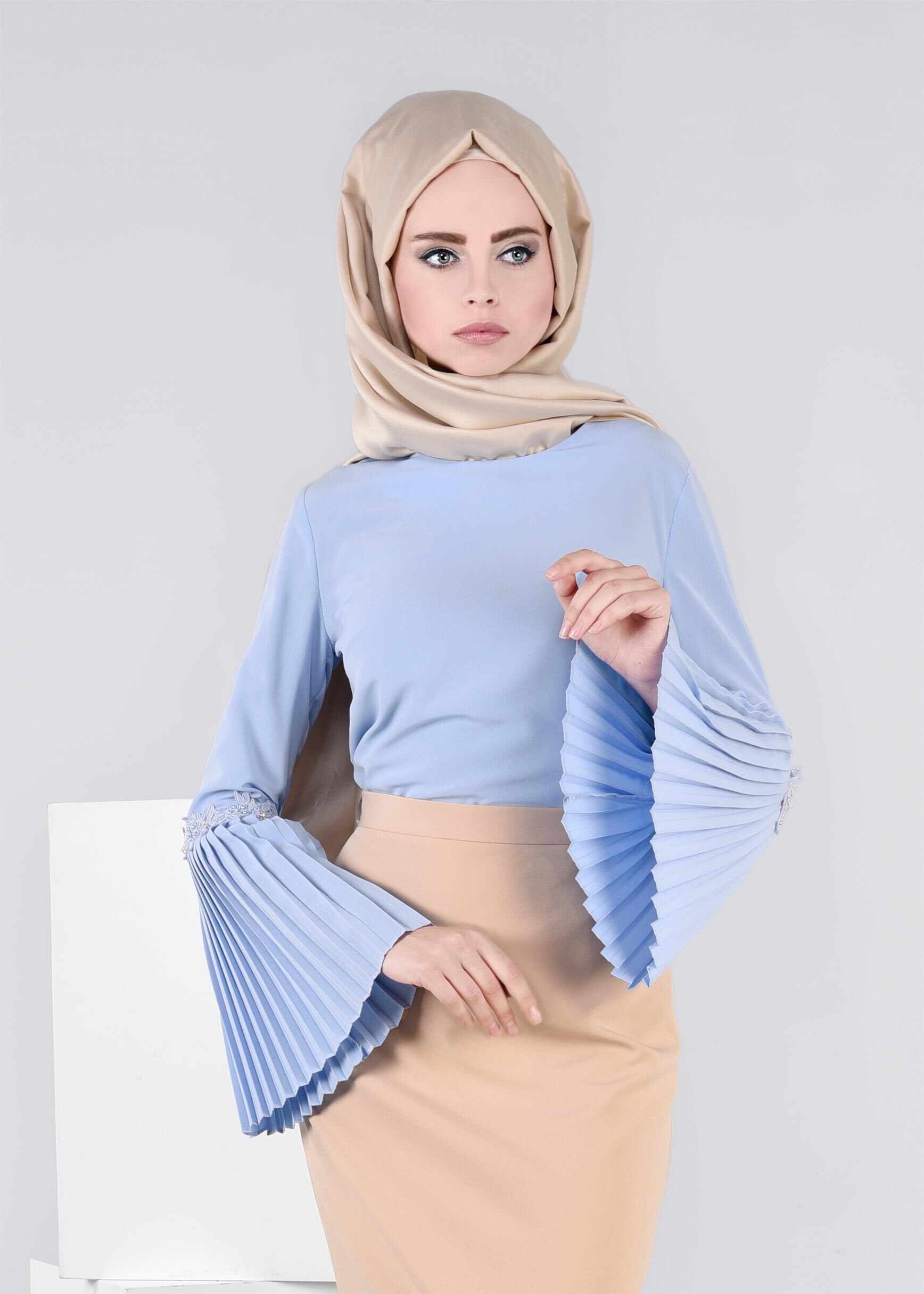 Tesettür giyim MAVİ KOLLARI VOLANLI NAKIŞ DETAYLI BLUZ 4473