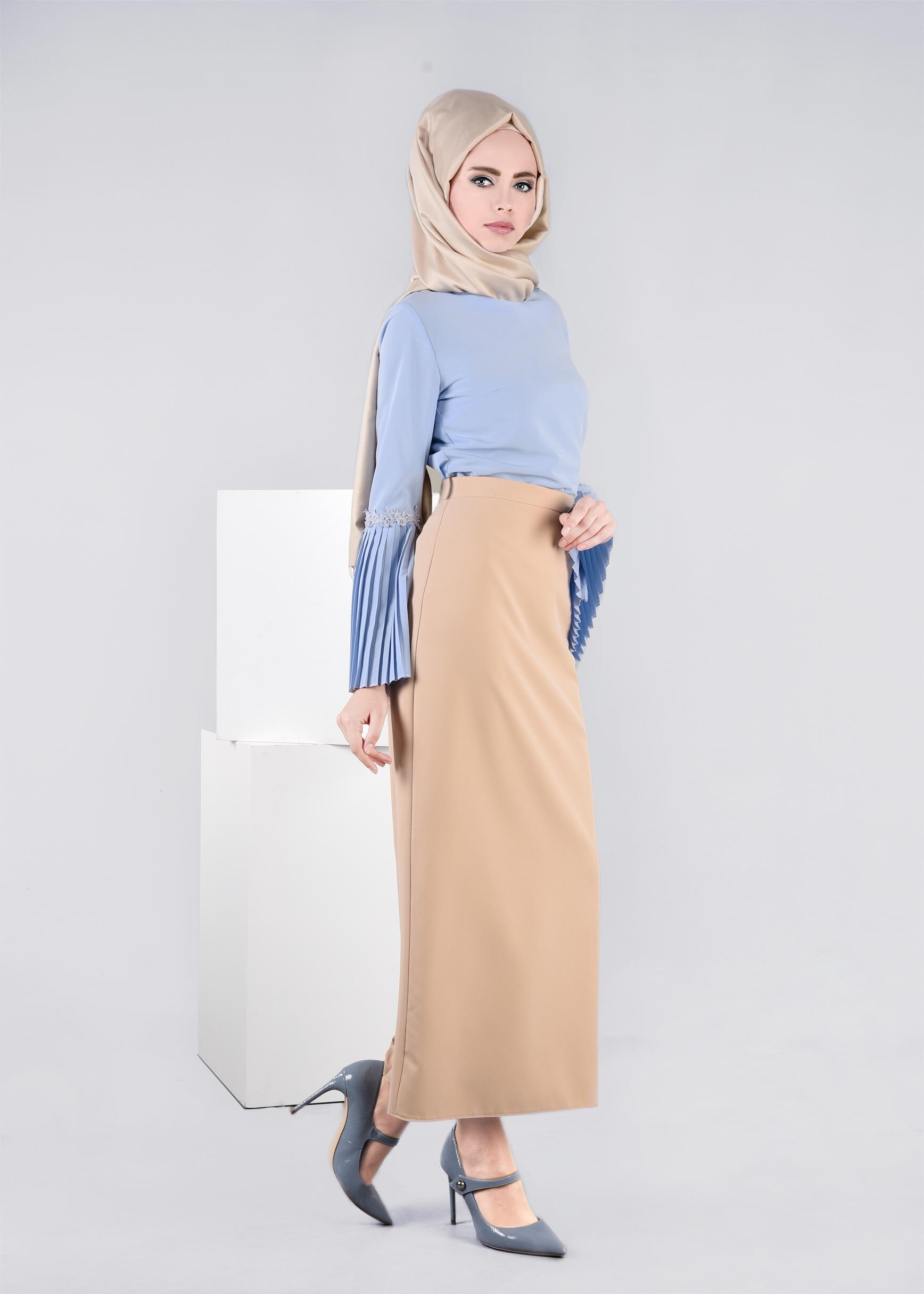 Tesettür giyim MAVİ KOLLARI VOLANLI NAKIŞ DETAYLI BLUZ 4473