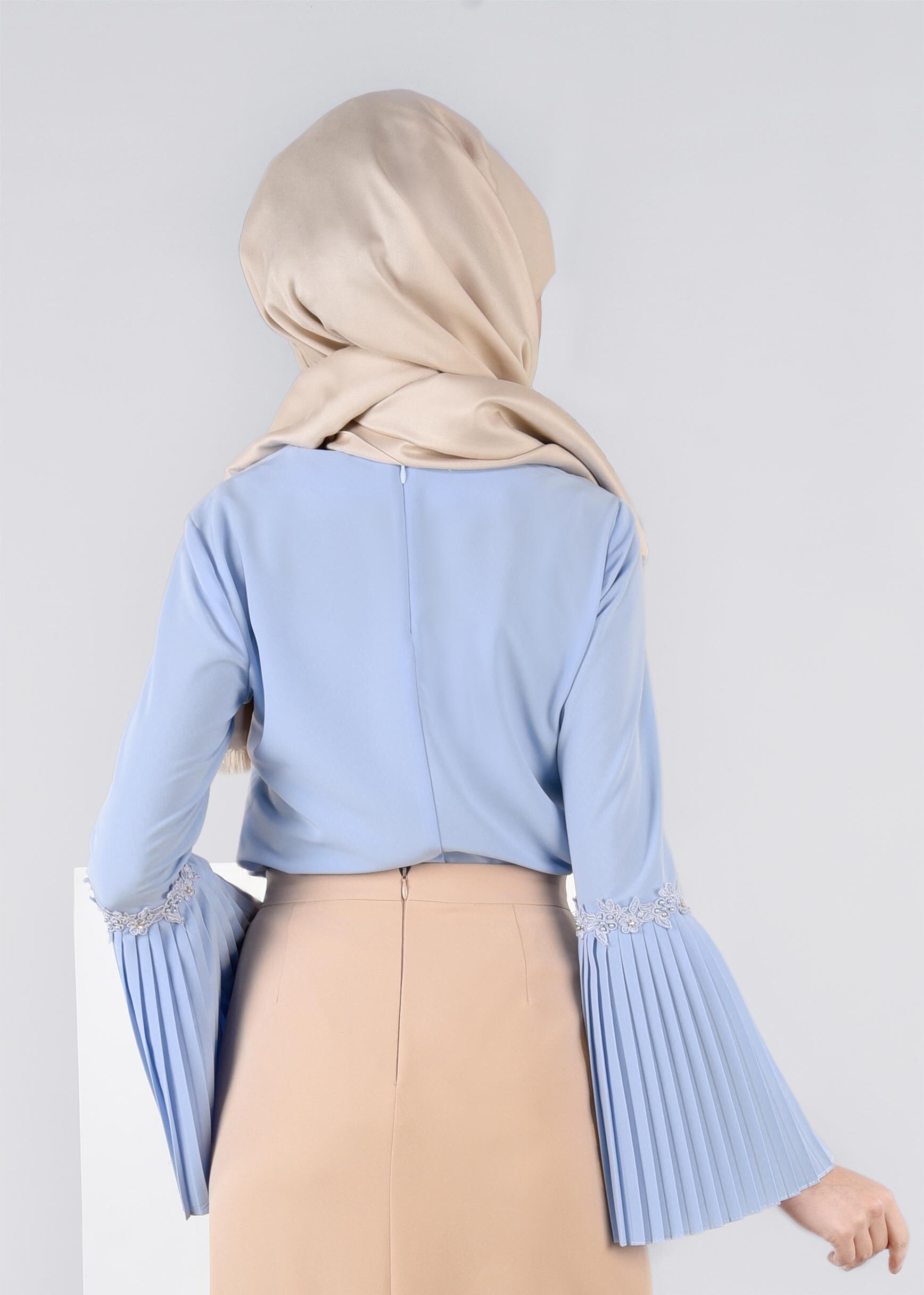 Tesettür giyim MAVİ KOLLARI VOLANLI NAKIŞ DETAYLI BLUZ 4473