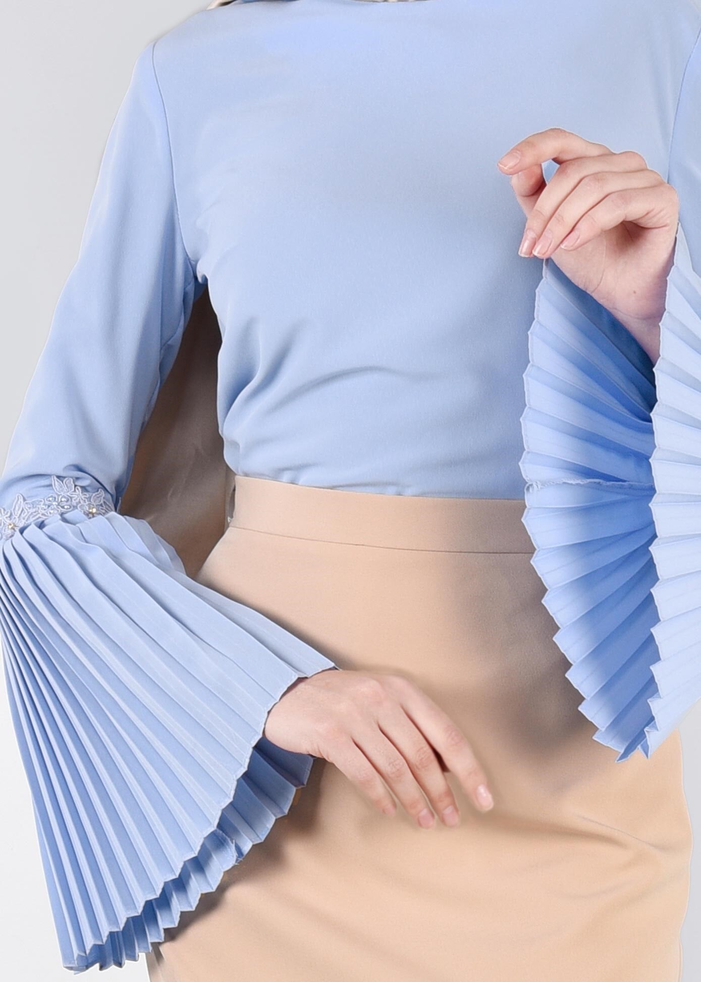 Tesettür giyim MAVİ KOLLARI VOLANLI NAKIŞ DETAYLI BLUZ 4473