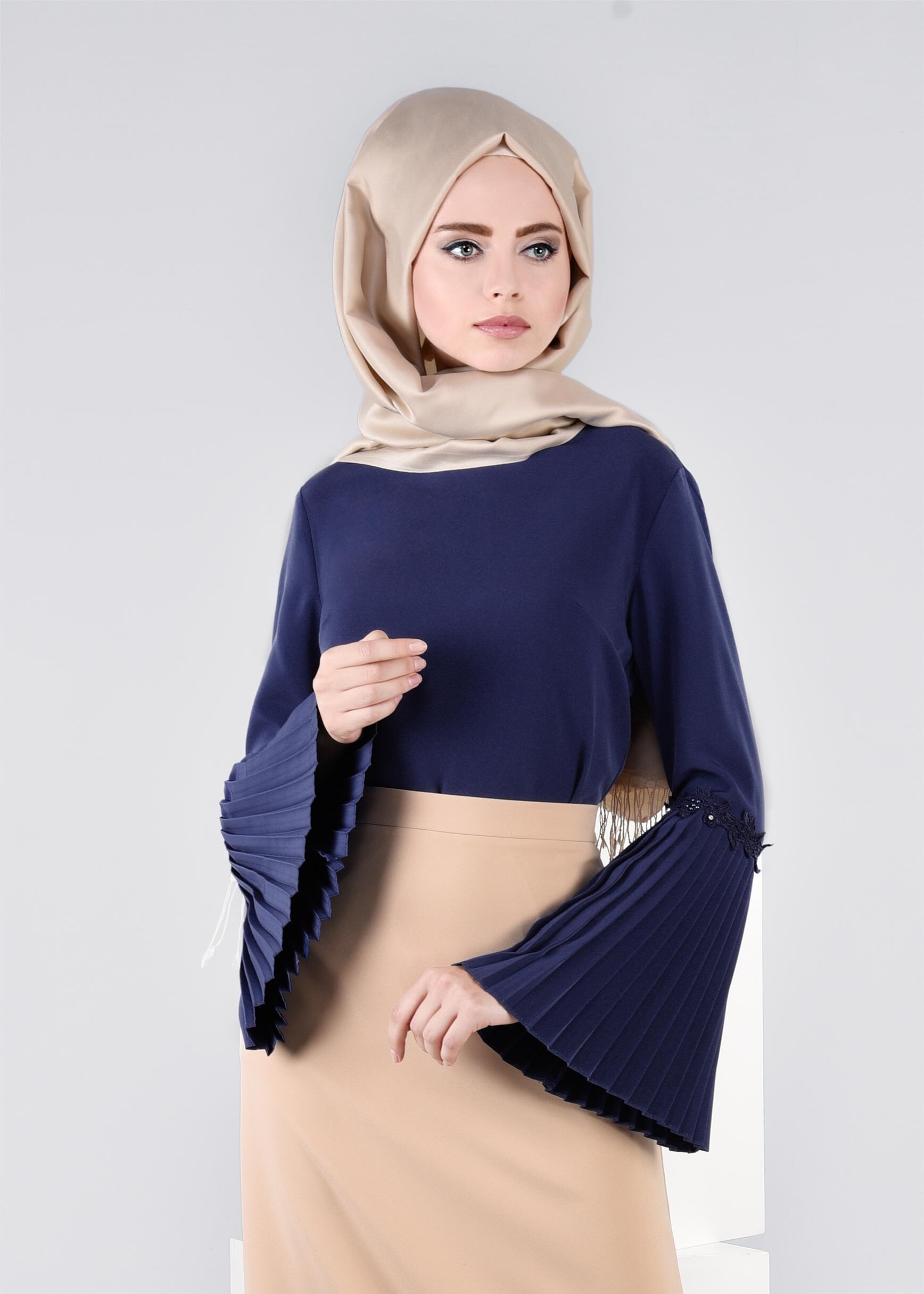 Tesettür giyim LACİVERT KOLLARI VOLANLI NAKIŞ DETAYLI BLUZ 4473