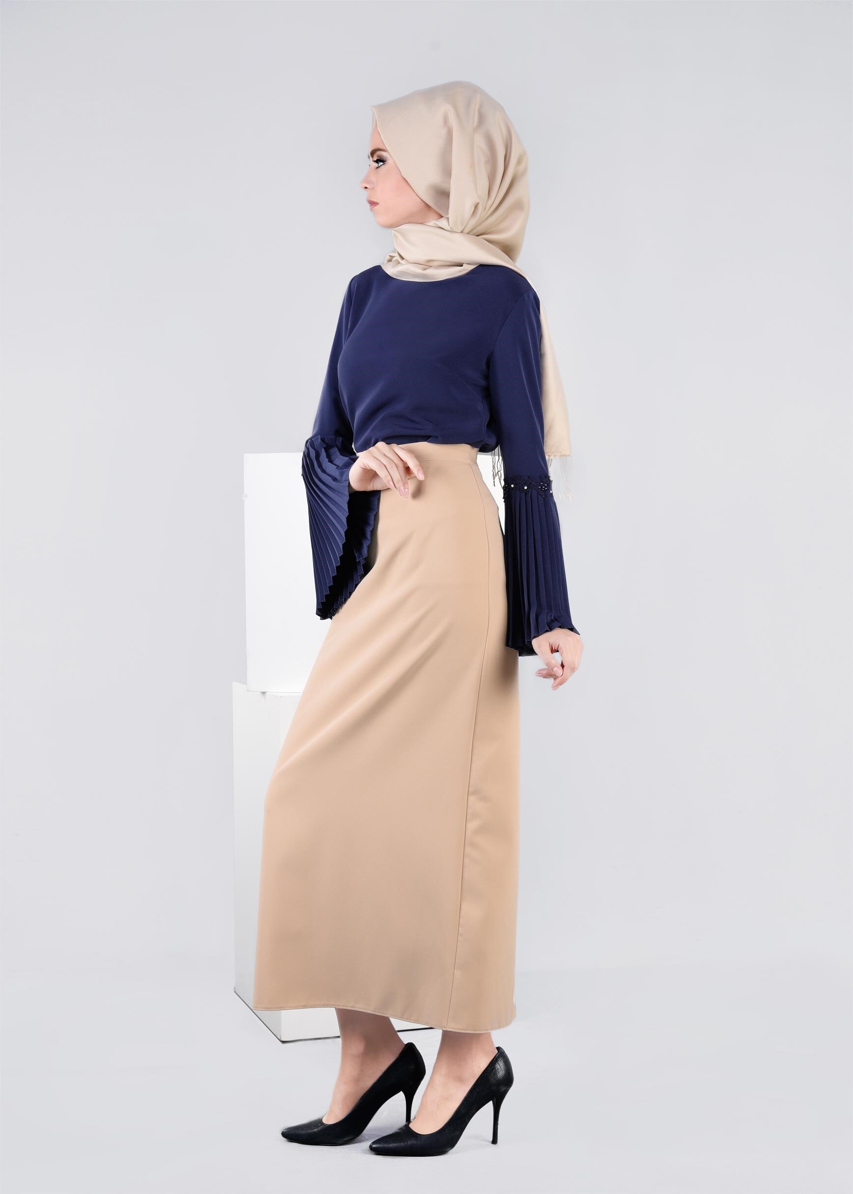 Tesettür giyim LACİVERT KOLLARI VOLANLI NAKIŞ DETAYLI BLUZ 4473