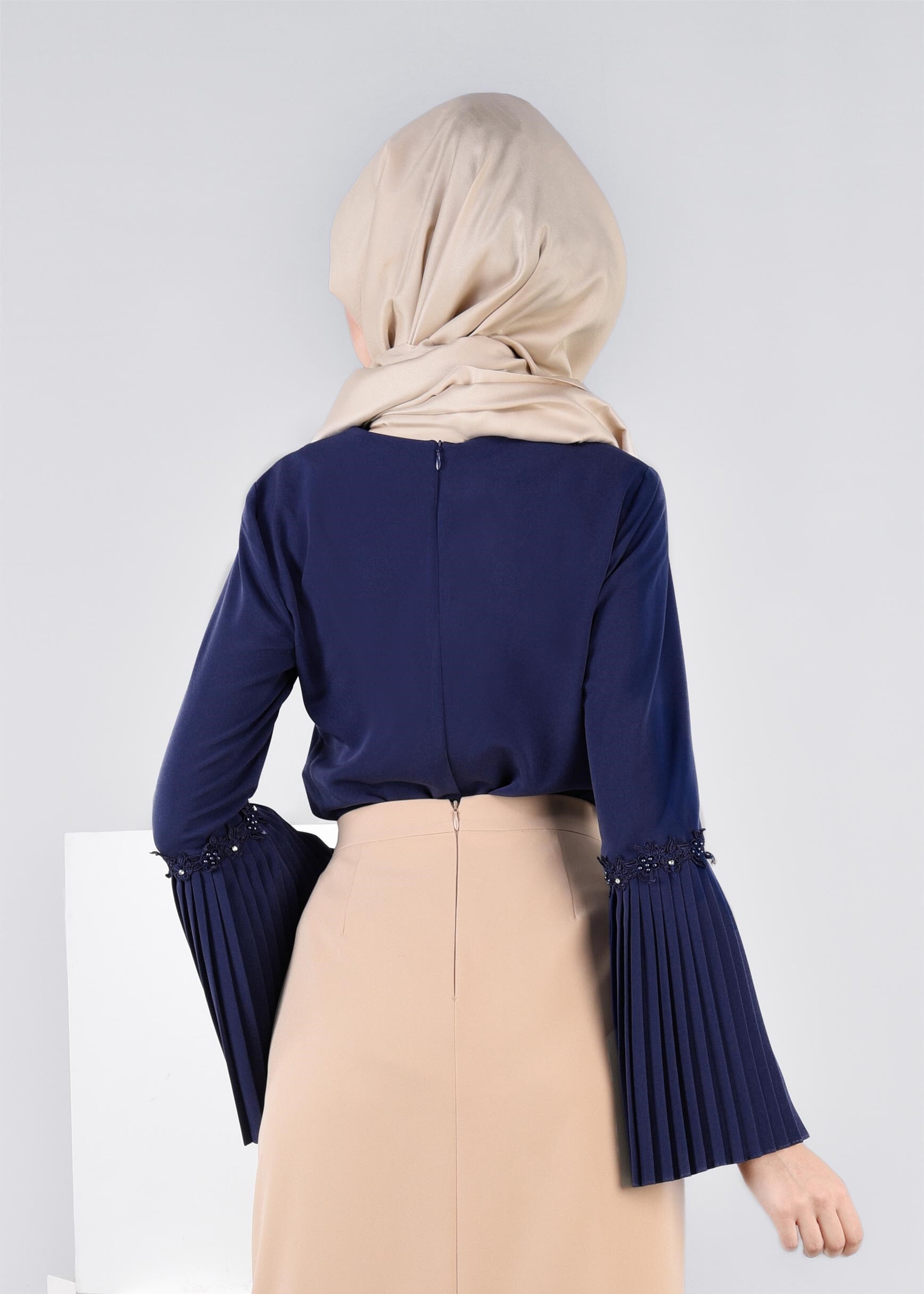 Tesettür giyim LACİVERT KOLLARI VOLANLI NAKIŞ DETAYLI BLUZ 4473