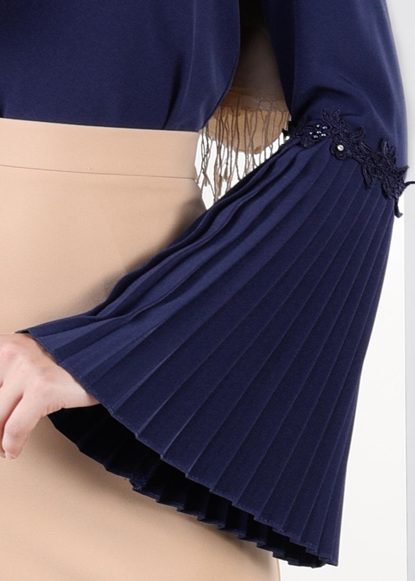 Tesettür giyim LACİVERT KOLLARI VOLANLI NAKIŞ DETAYLI BLUZ 4473