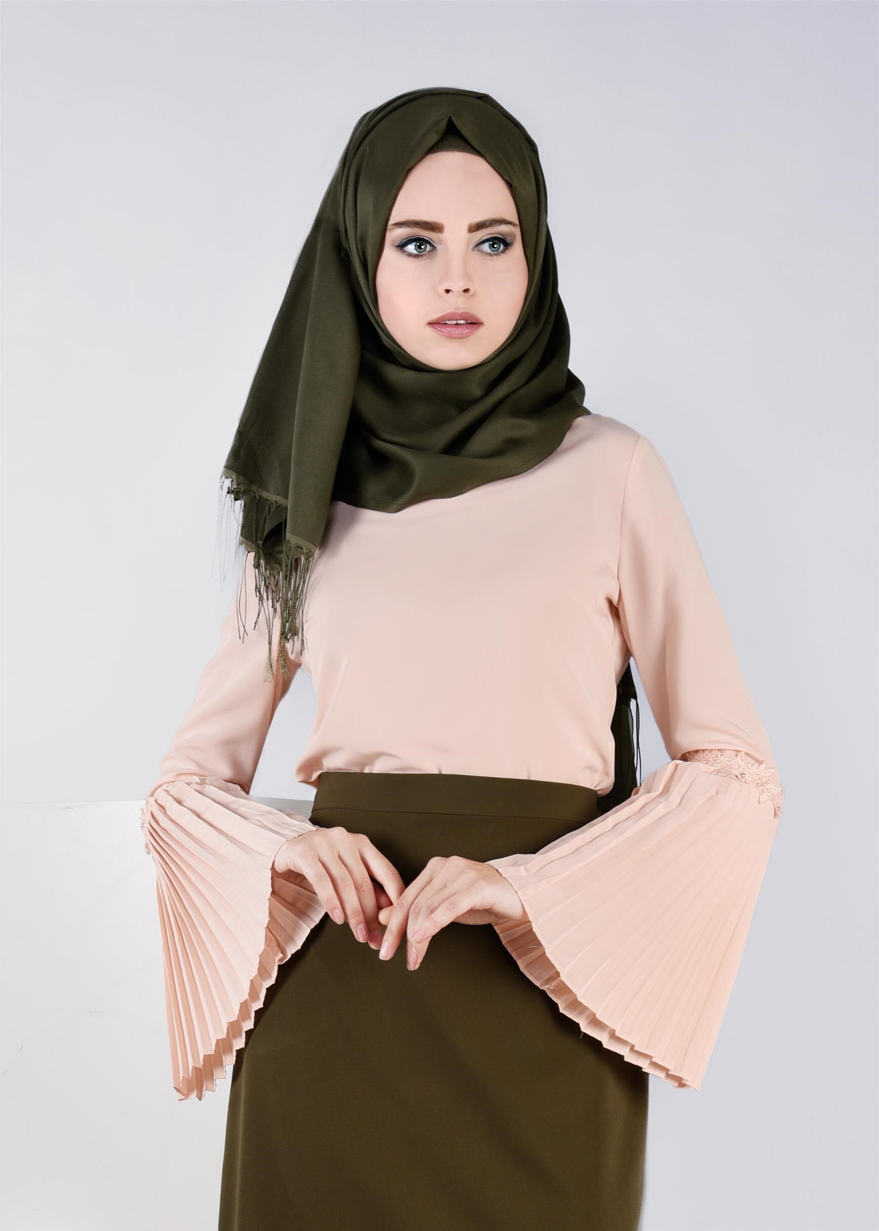 Tesettür giyim PUDRA KOLLARI VOLANLI NAKIŞ DETAYLI BLUZ 4473