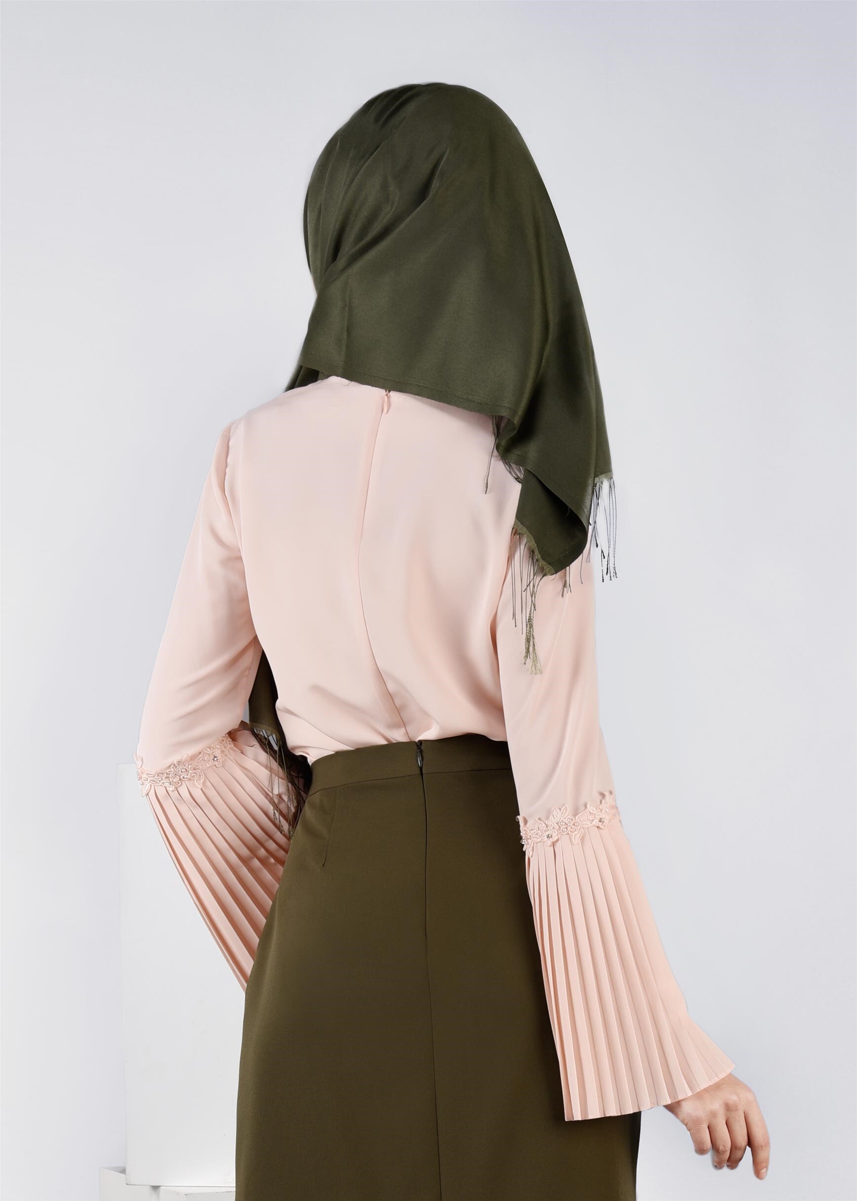 Tesettür giyim PUDRA KOLLARI VOLANLI NAKIŞ DETAYLI BLUZ 4473