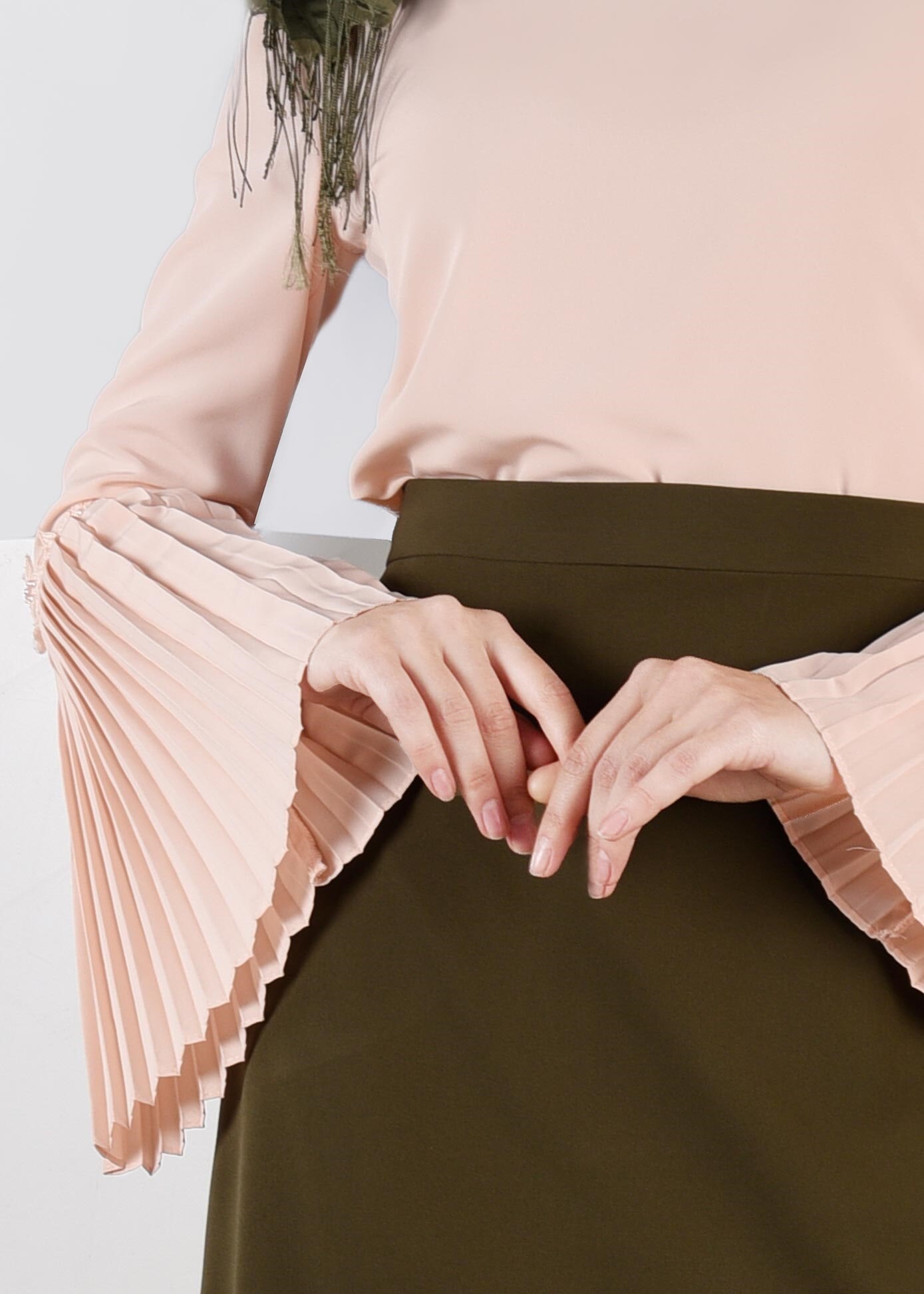 Tesettür giyim PUDRA KOLLARI VOLANLI NAKIŞ DETAYLI BLUZ 4473