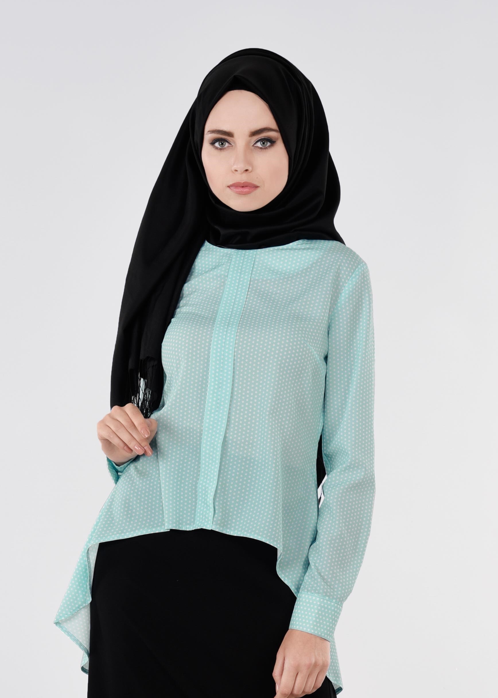 Tesettür giyim YEŞİL PUANTİYE DETAYLI ASİMETRİK KESİM BLUZ 4543