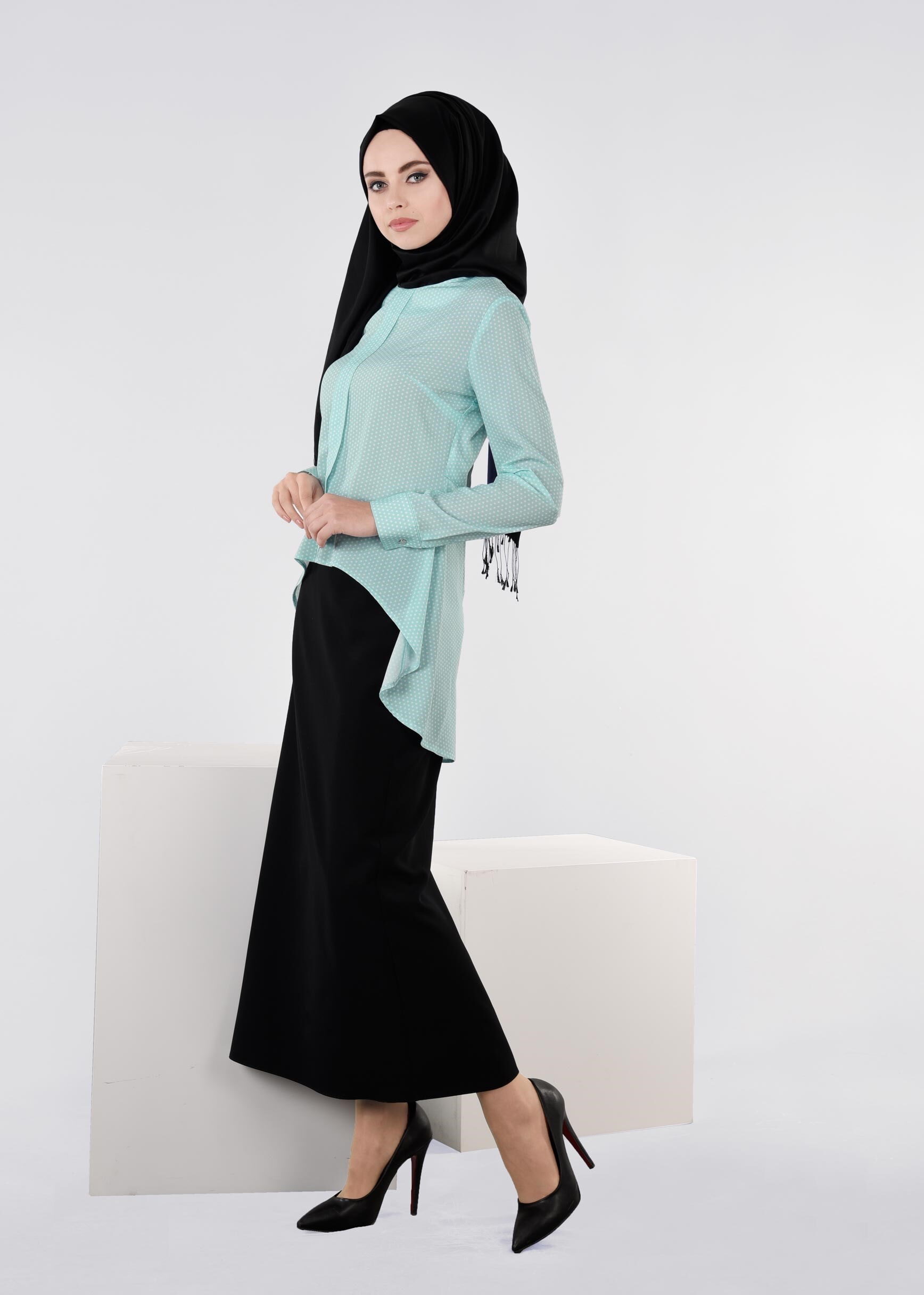 Tesettür giyim YEŞİL PUANTİYE DETAYLI ASİMETRİK KESİM BLUZ 4543