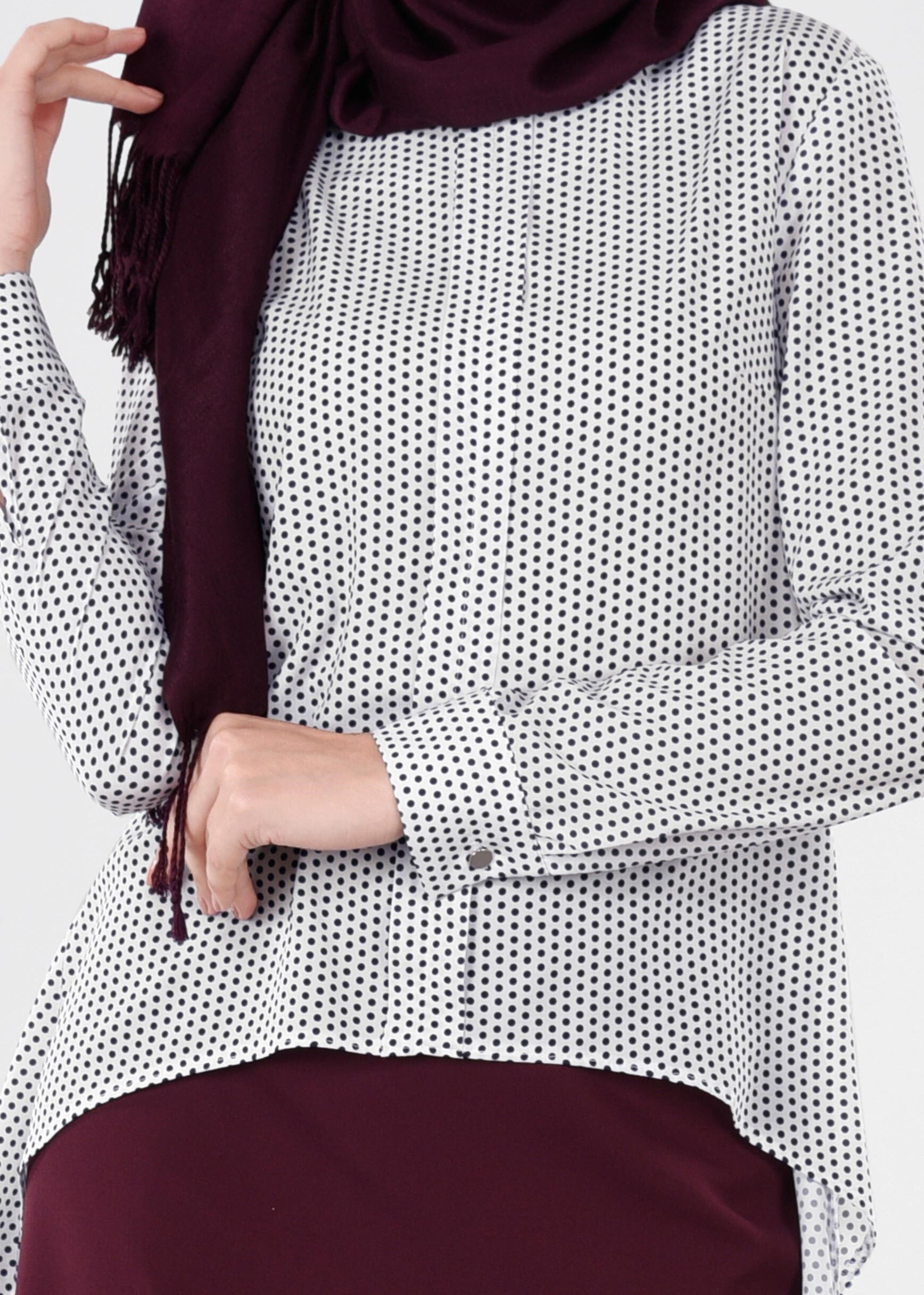 Tesettür giyim BEJ PUANTİYE DETAYLI ASİMETRİK KESİM BLUZ 4543