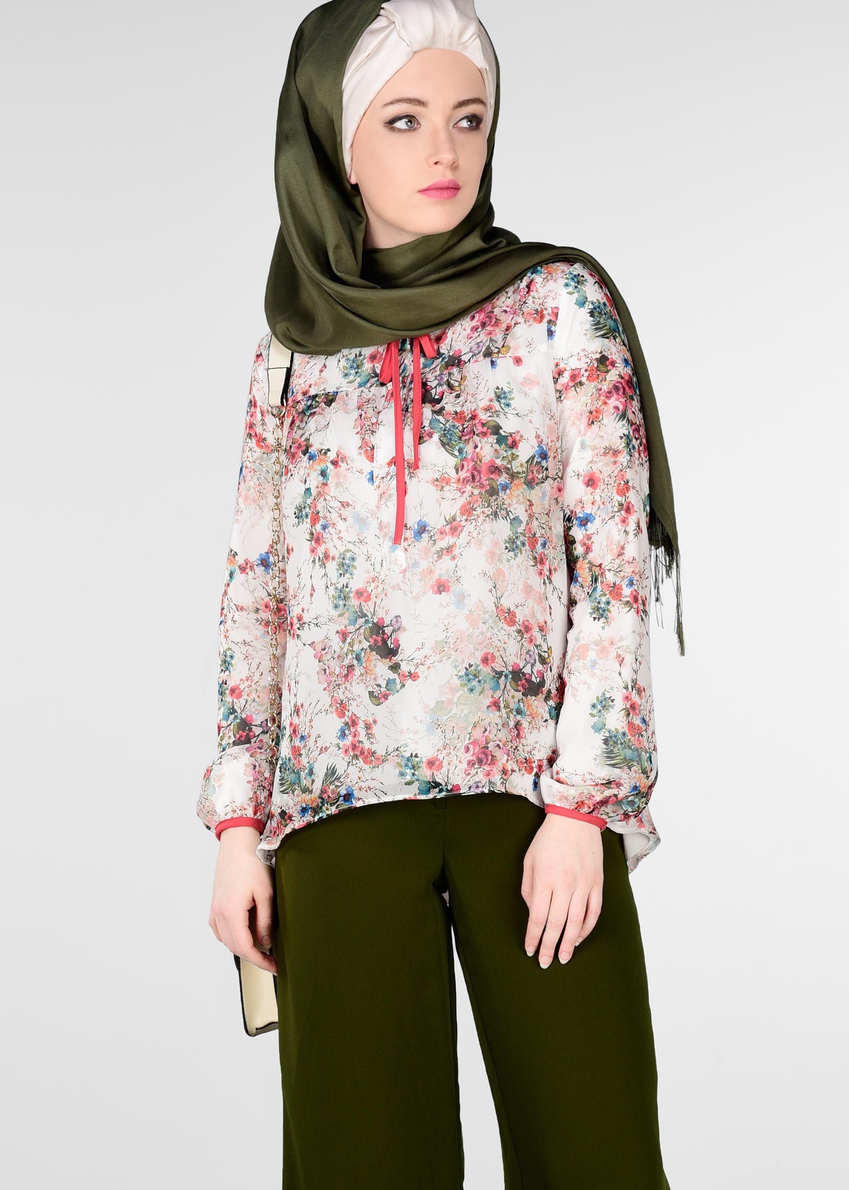 Tesettür giyim BEYAZ ÇOK RENKLİ DESENLİ BLUZ 4517-1
