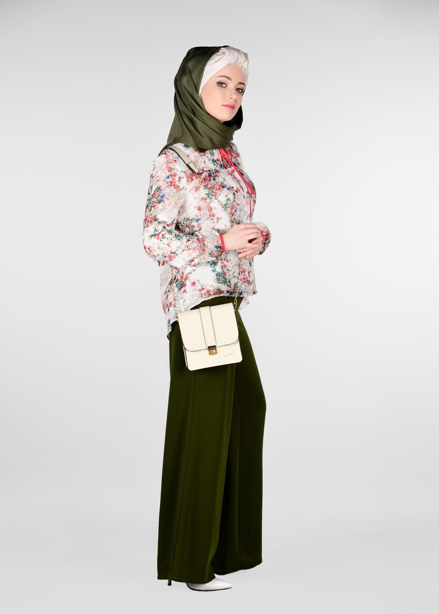 Tesettür giyim BEYAZ ÇOK RENKLİ DESENLİ BLUZ 4517-1