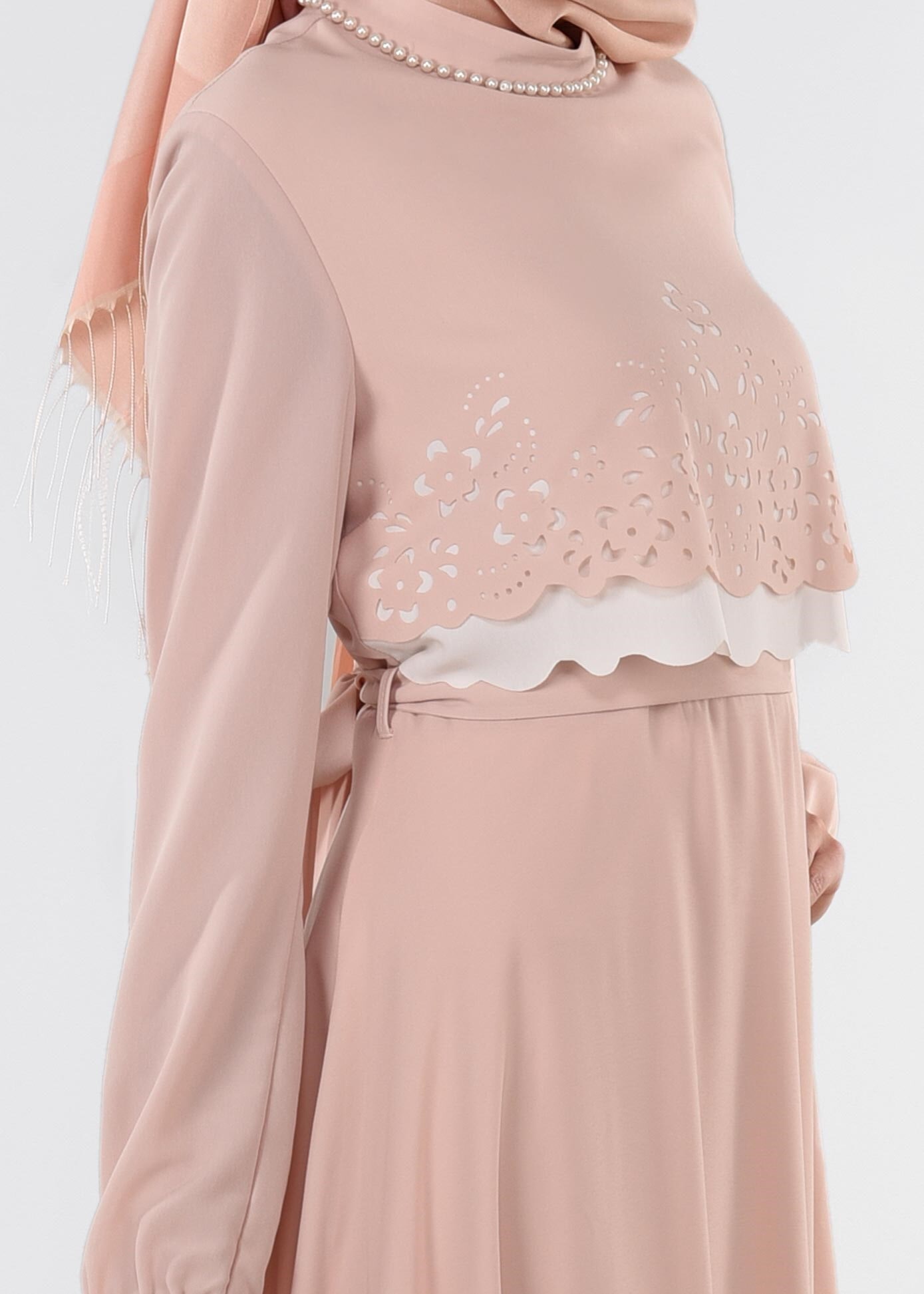 Tesettür giyim PUDRA ÇİÇEK DESEN DETAYLI KUŞAKLI ELBİSE 4165 