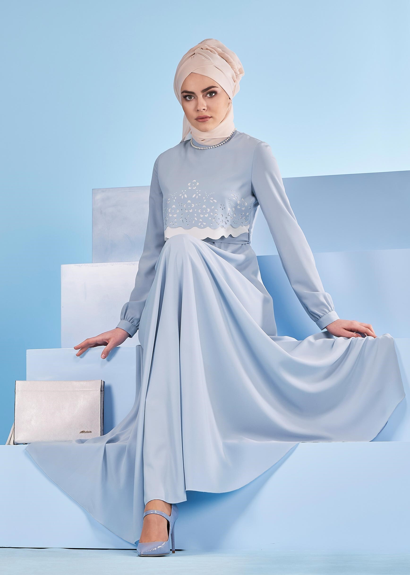 Tesettür giyim MAVİ ÇİÇEK DESEN DETAYLI KUŞAKLI ELBİSE 4165 