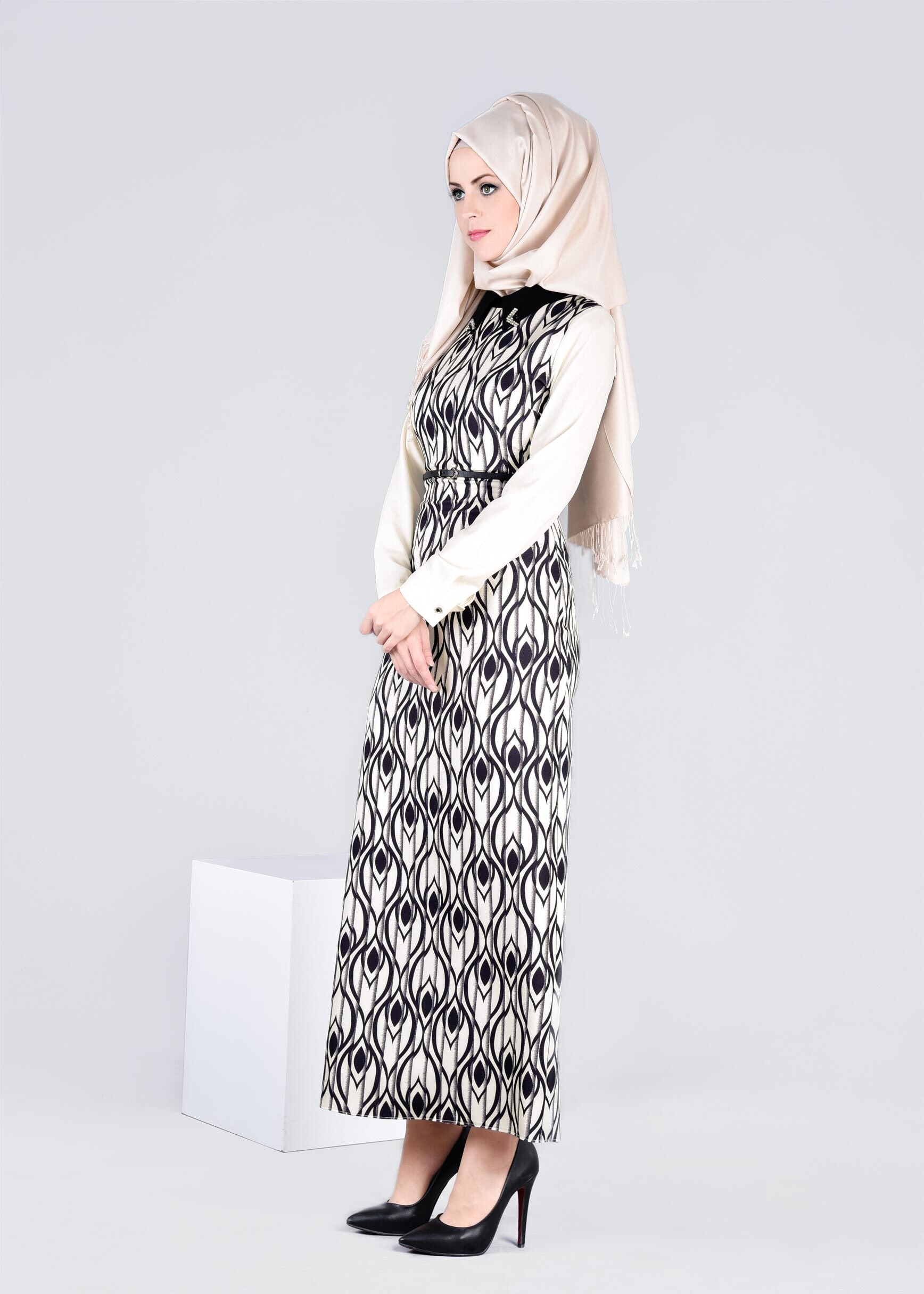 Tesettür giyim BEJ DESENLİ PİLİSELİ ELBİSE 4295 