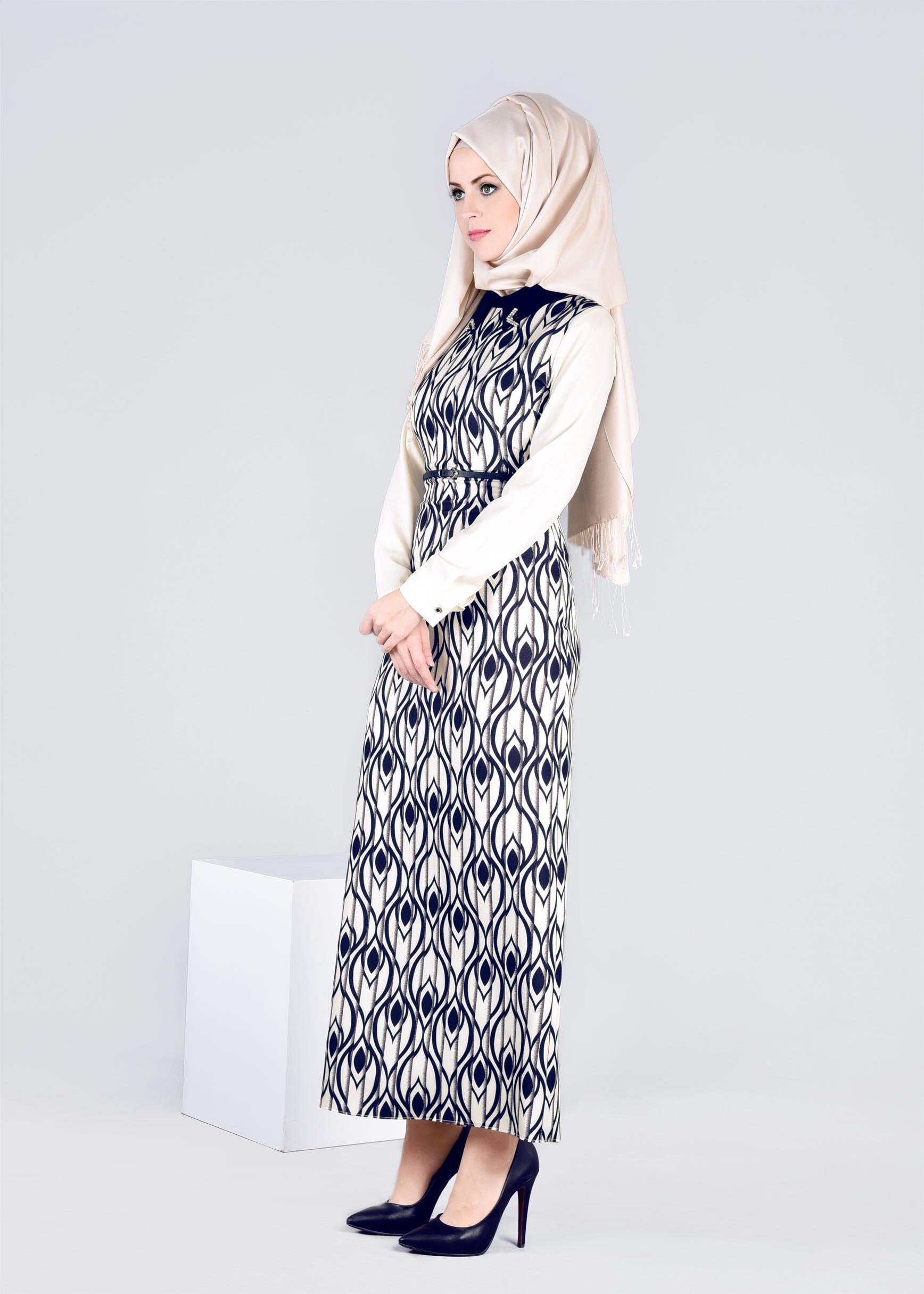 Tesettür giyim BEJ DESENLİ PİLİSELİ ELBİSE 4295 