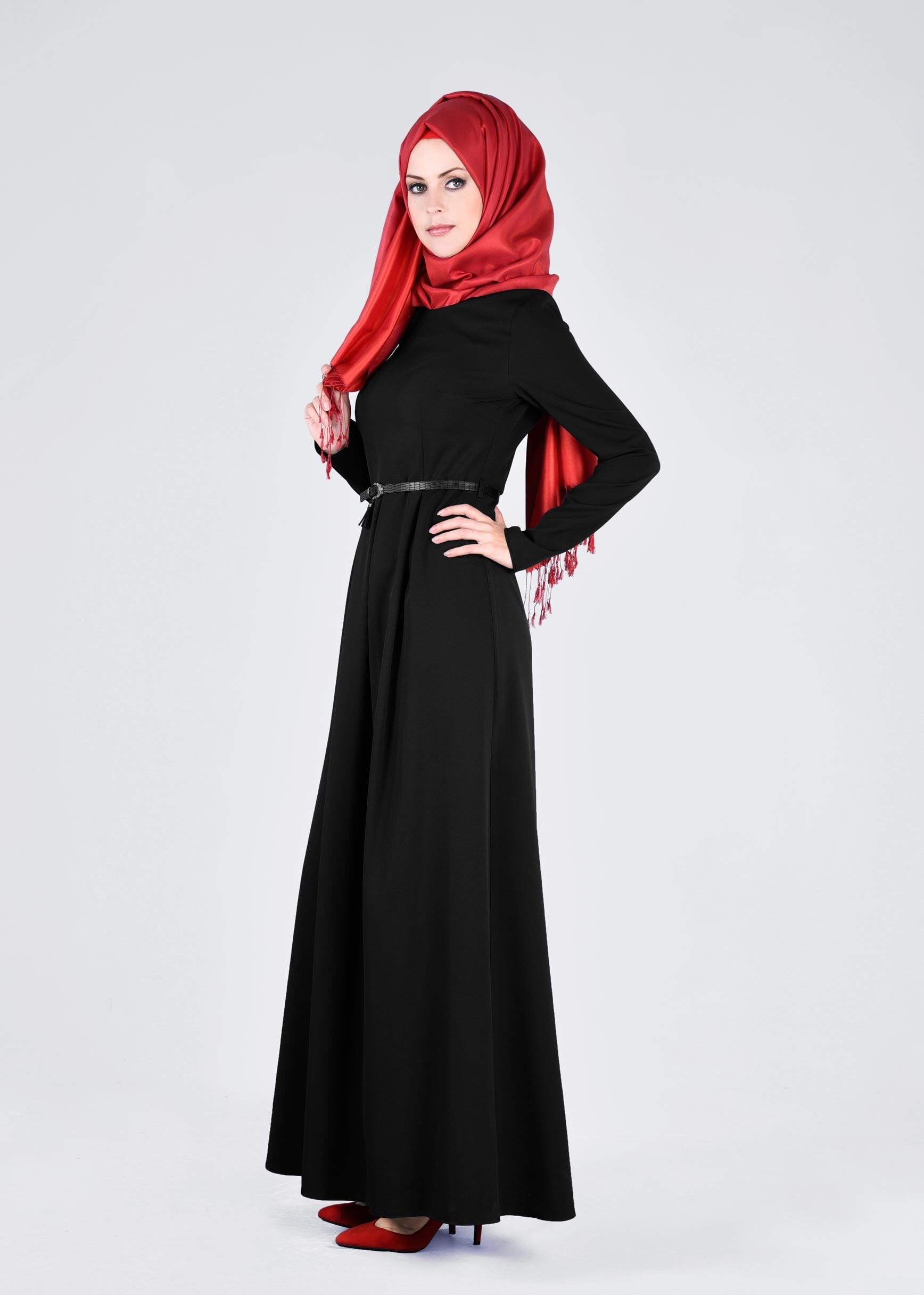 Tesettür giyim SİYAH BELİ PİLE DETAYLI ELBİSE 4398 