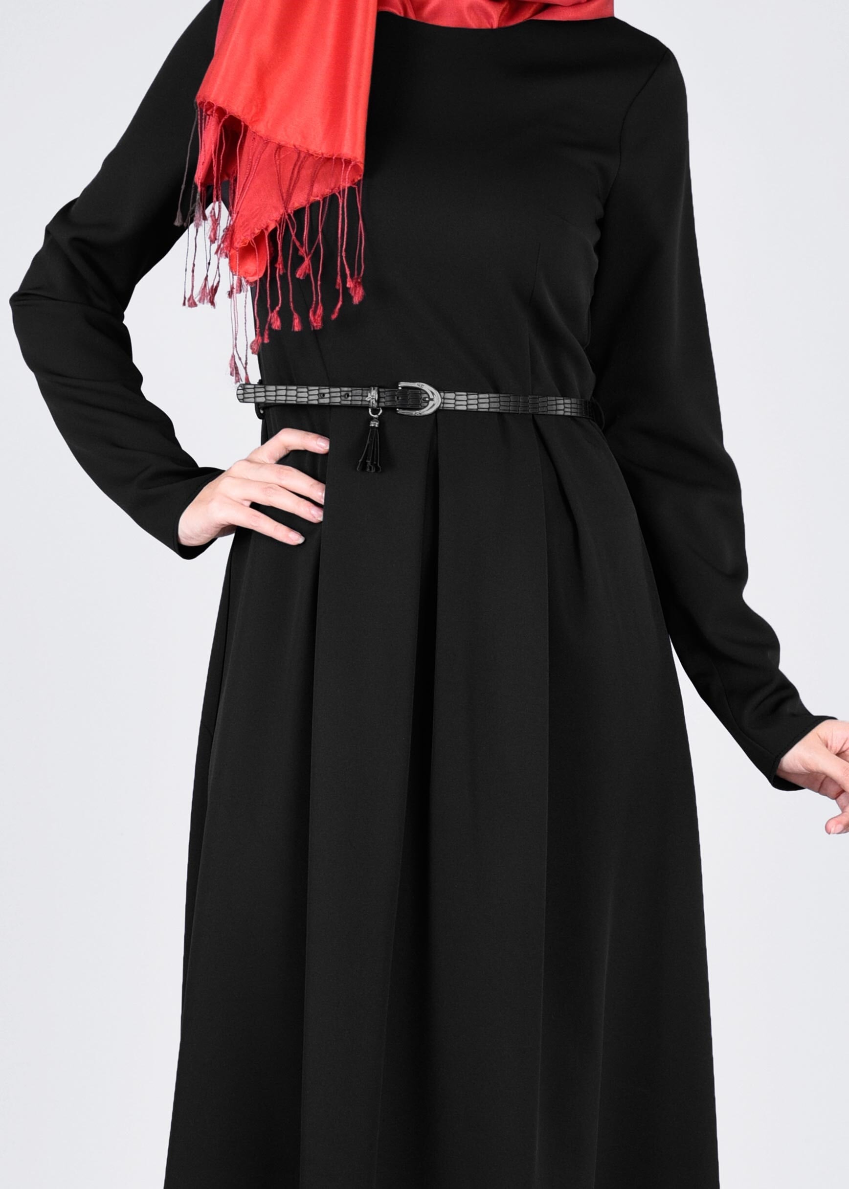 Tesettür giyim SİYAH BELİ PİLE DETAYLI ELBİSE 4398 