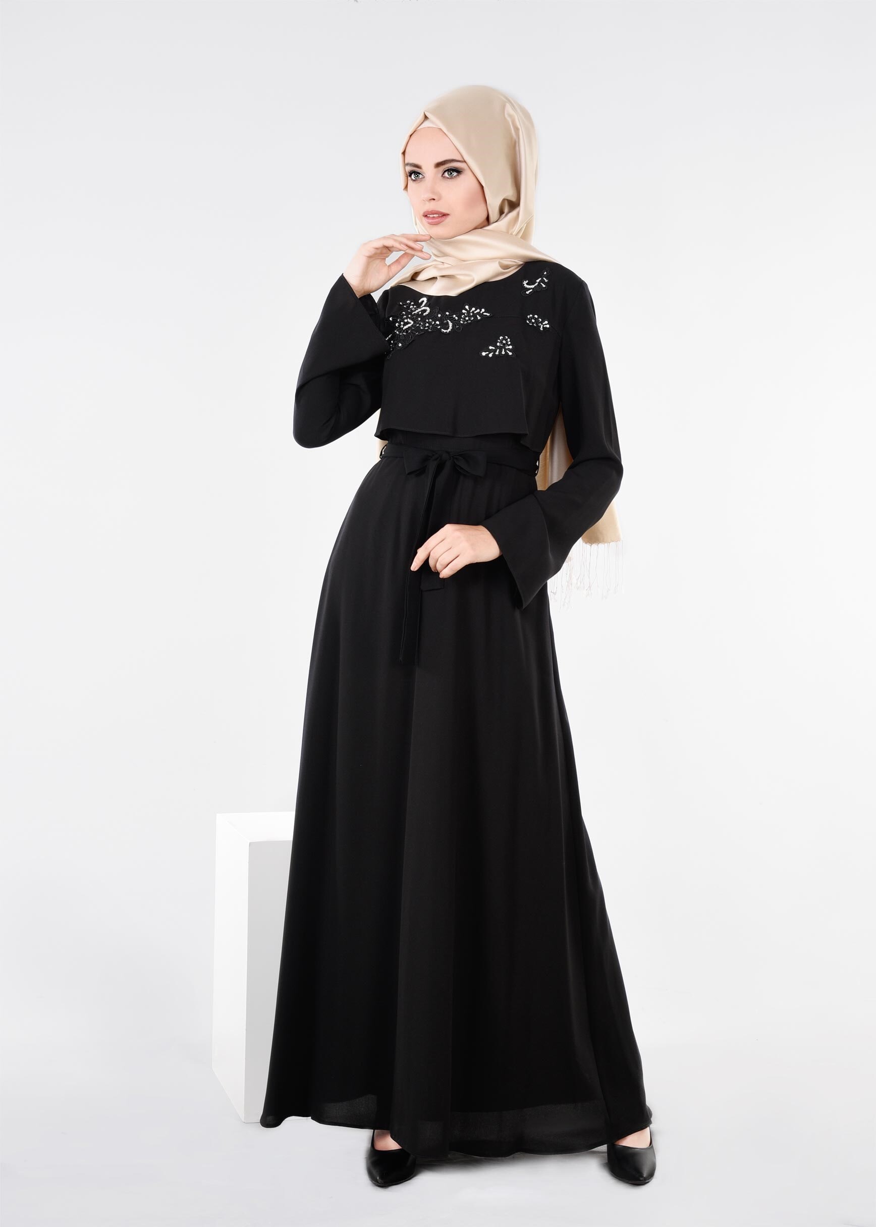 Tesettür giyim SİYAH İŞLEME DETAYLI KUŞAKLI ELBİSE 4443