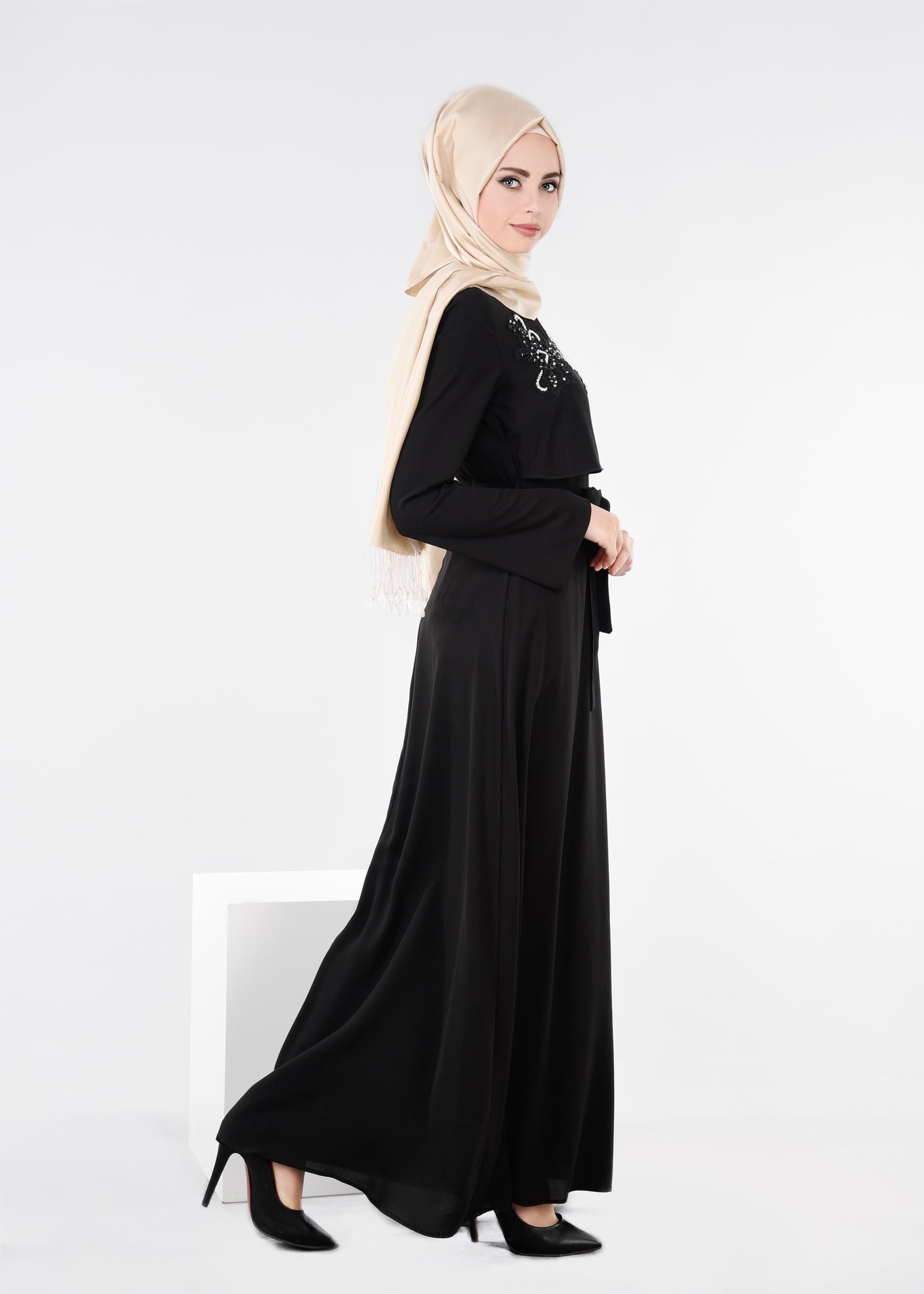 Tesettür giyim SİYAH İŞLEME DETAYLI KUŞAKLI ELBİSE 4443