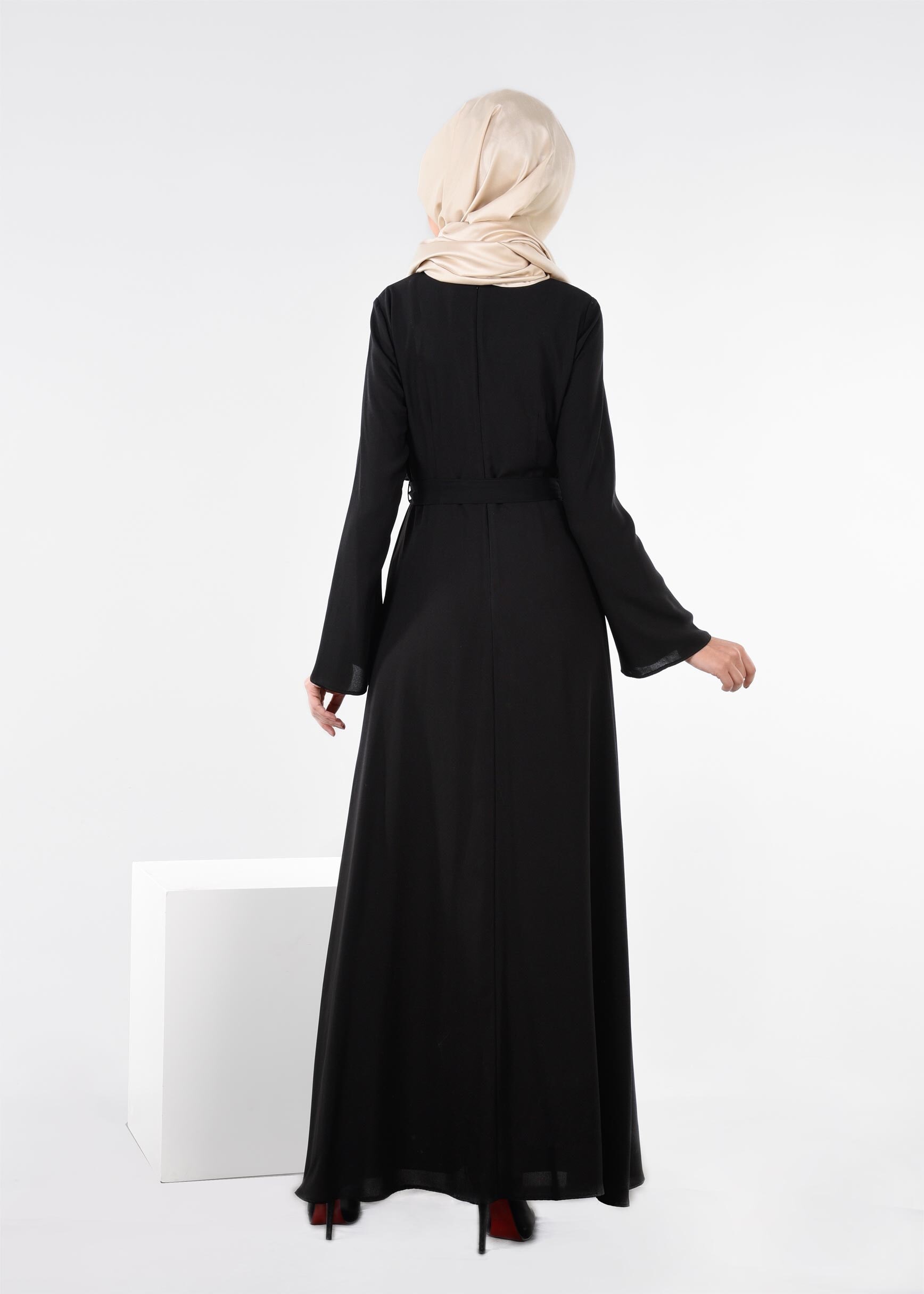 Tesettür giyim SİYAH İŞLEME DETAYLI KUŞAKLI ELBİSE 4443