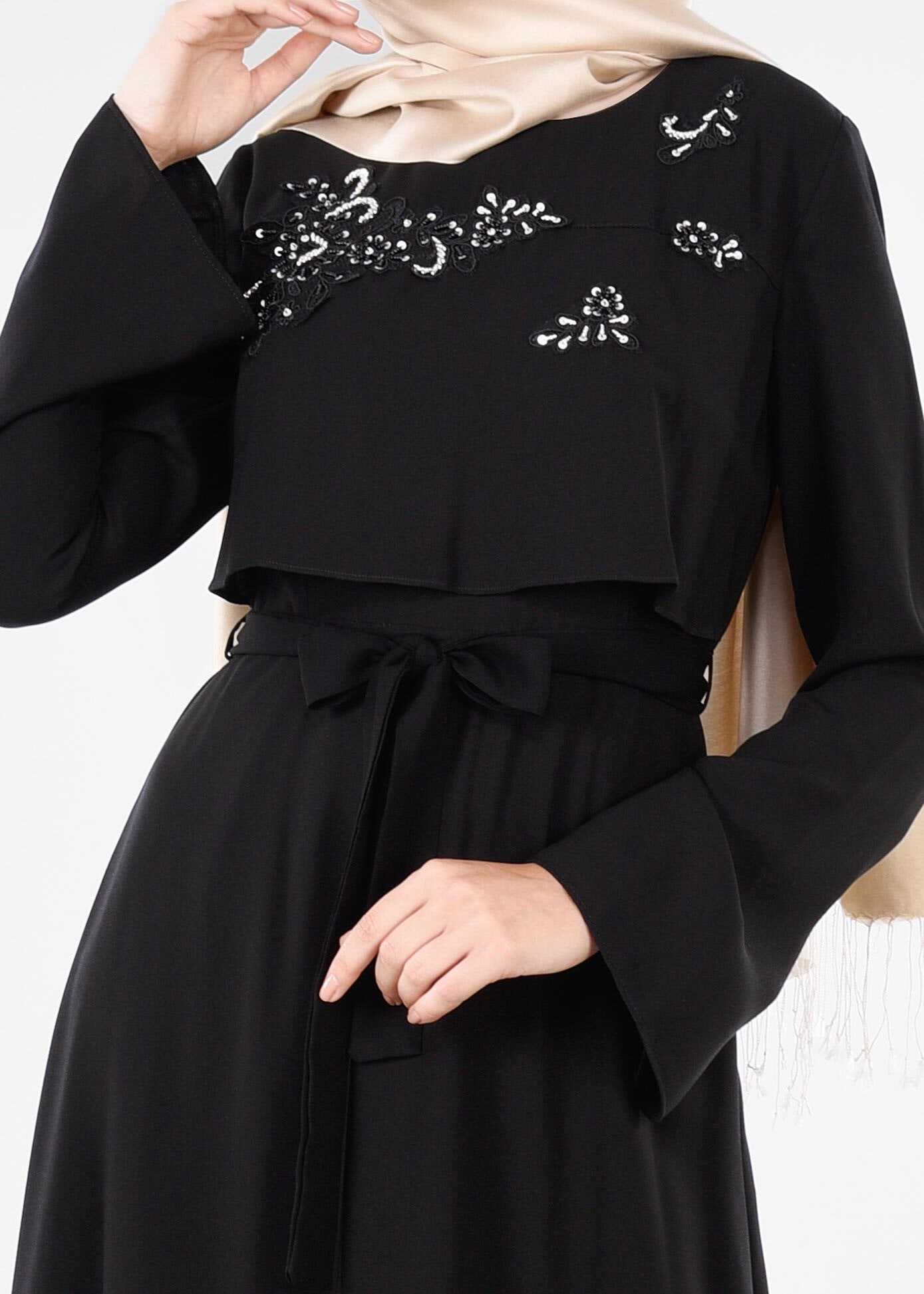 Tesettür giyim SİYAH İŞLEME DETAYLI KUŞAKLI ELBİSE 4443