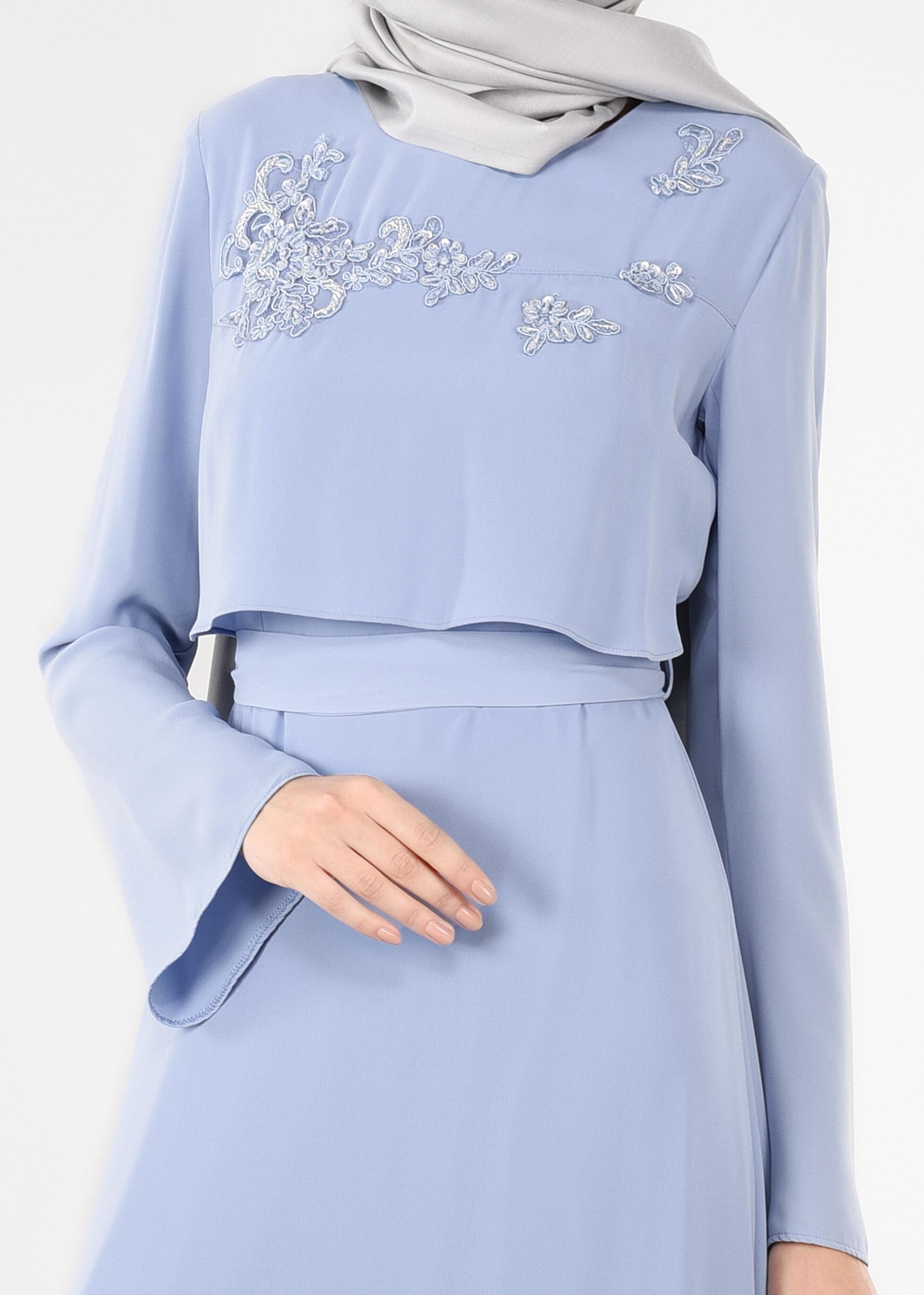 Tesettür giyim MAVİ İŞLEME DETAYLI KUŞAKLI ELBİSE 4443