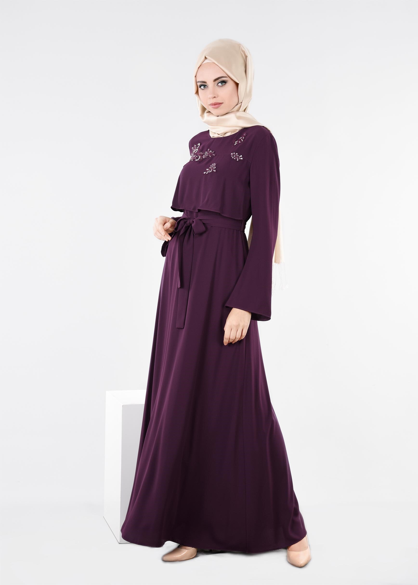 Tesettür giyim MOR İŞLEME DETAYLI KUŞAKLI ELBİSE 4443