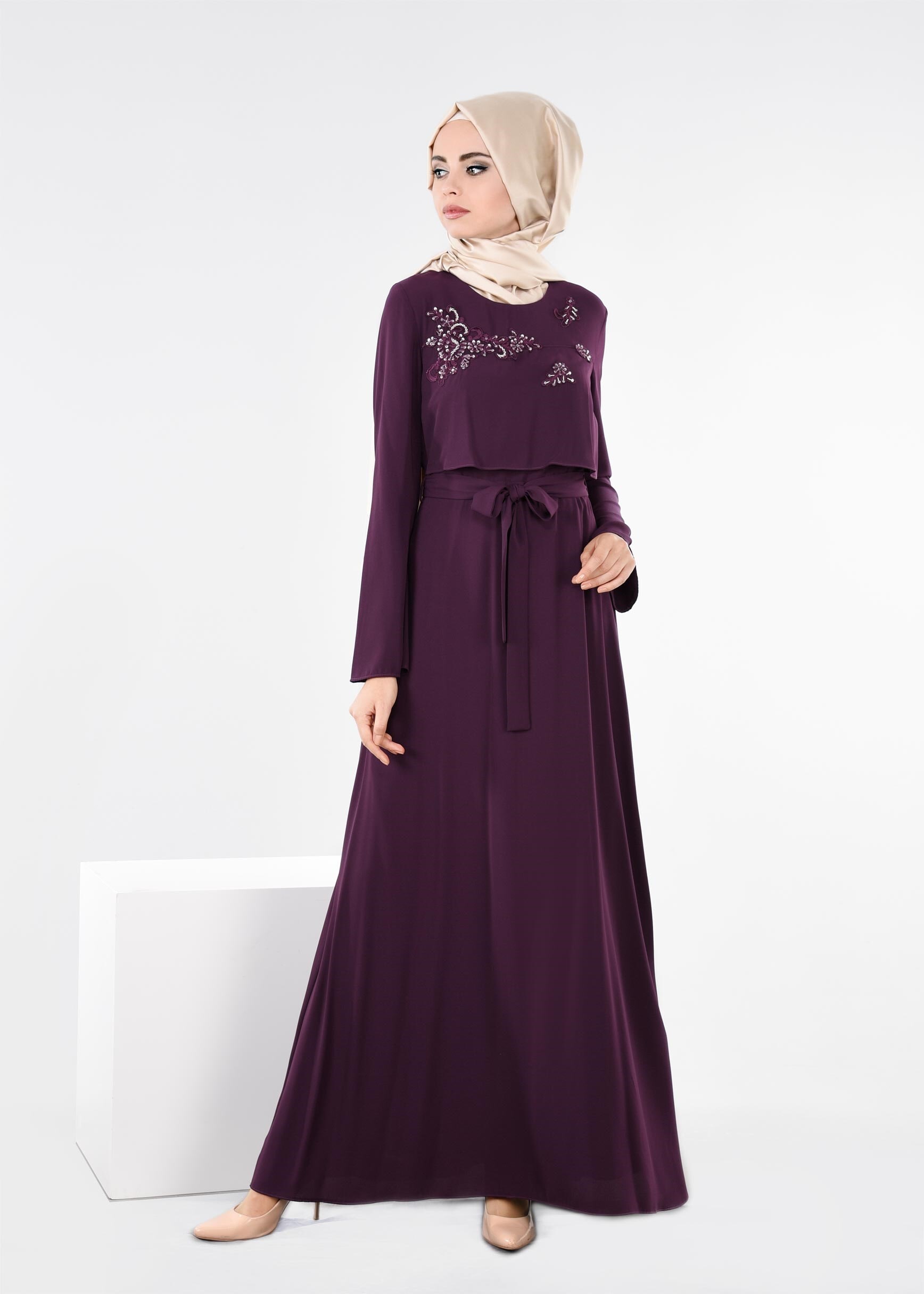 Tesettür giyim MOR İŞLEME DETAYLI KUŞAKLI ELBİSE 4443