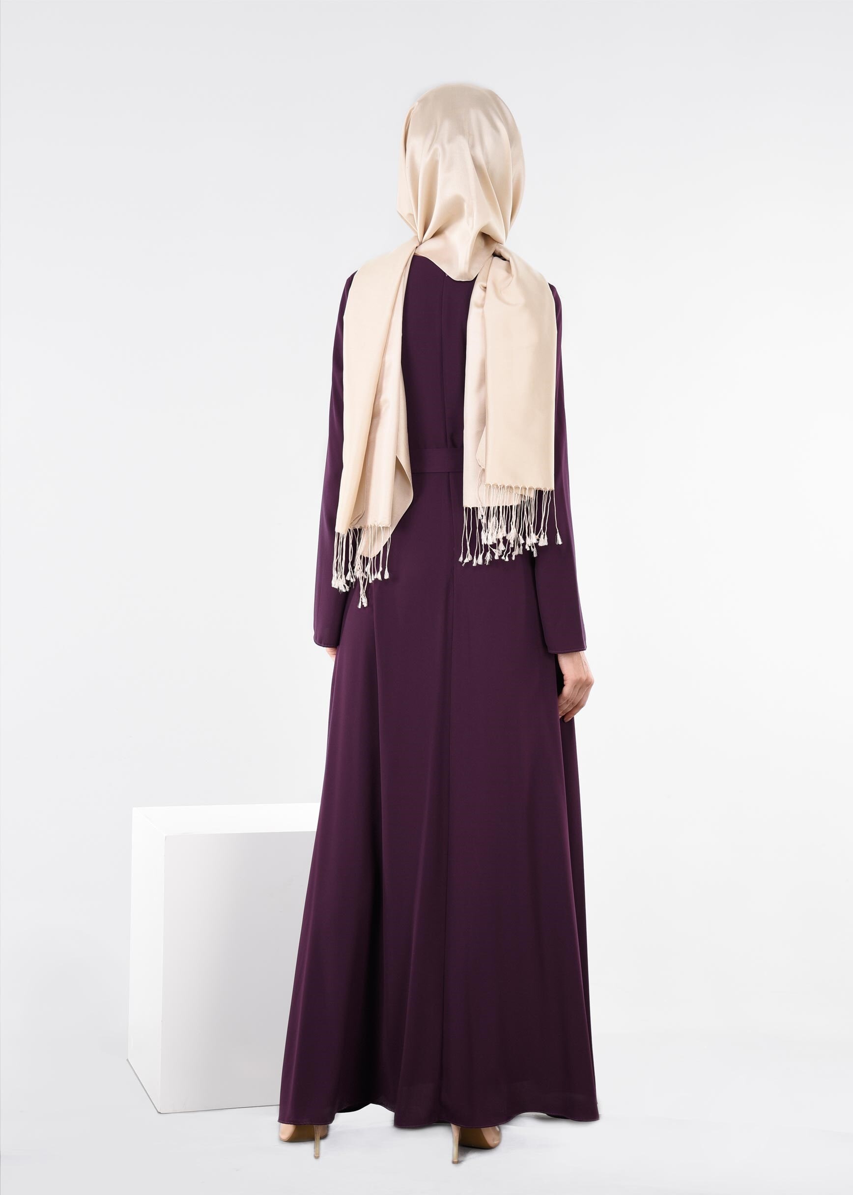 Tesettür giyim MOR İŞLEME DETAYLI KUŞAKLI ELBİSE 4443