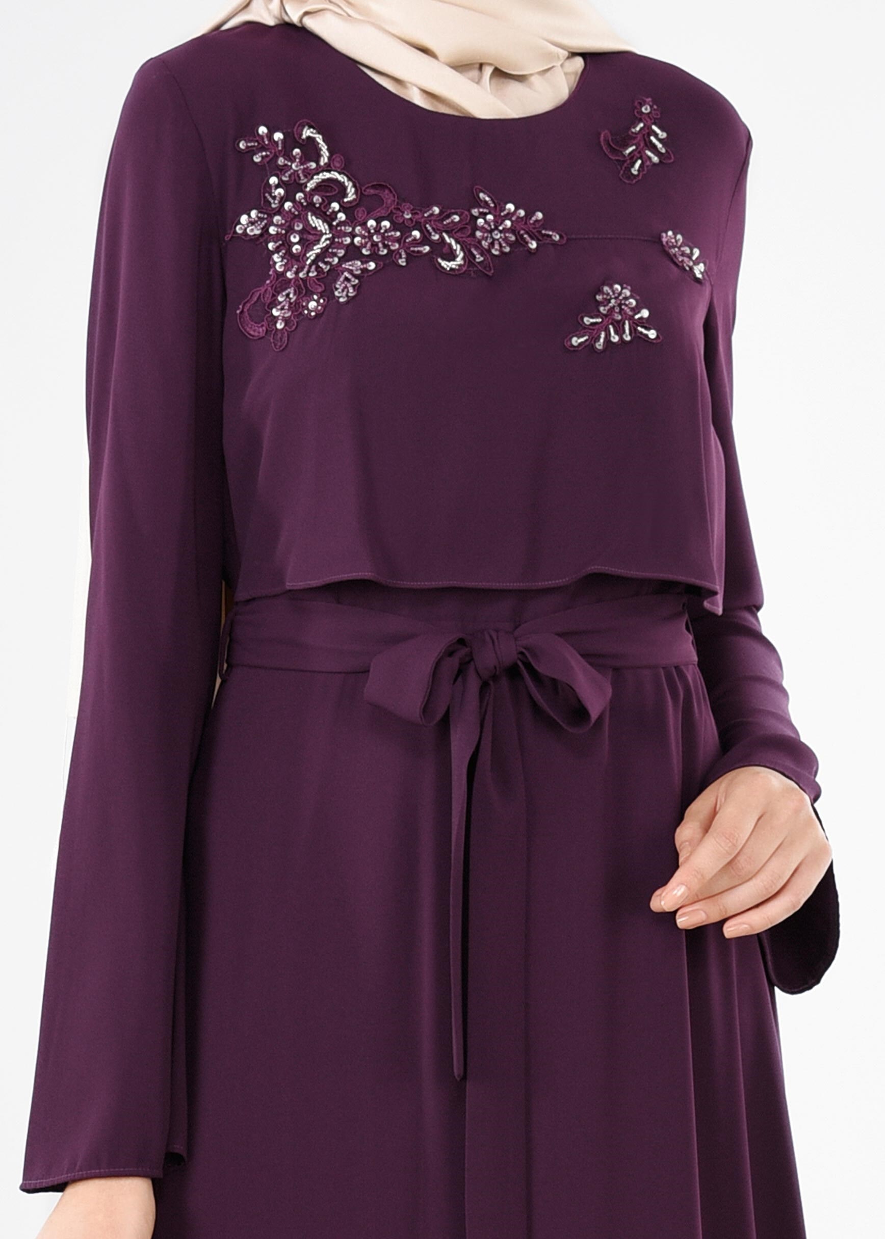 Tesettür giyim MOR İŞLEME DETAYLI KUŞAKLI ELBİSE 4443