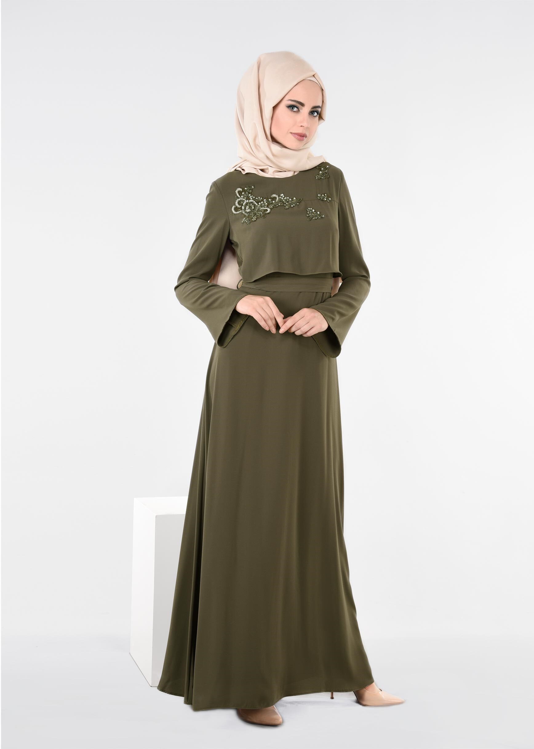 Tesettür giyim HAKİ İŞLEME DETAYLI KUŞAKLI ELBİSE 4443